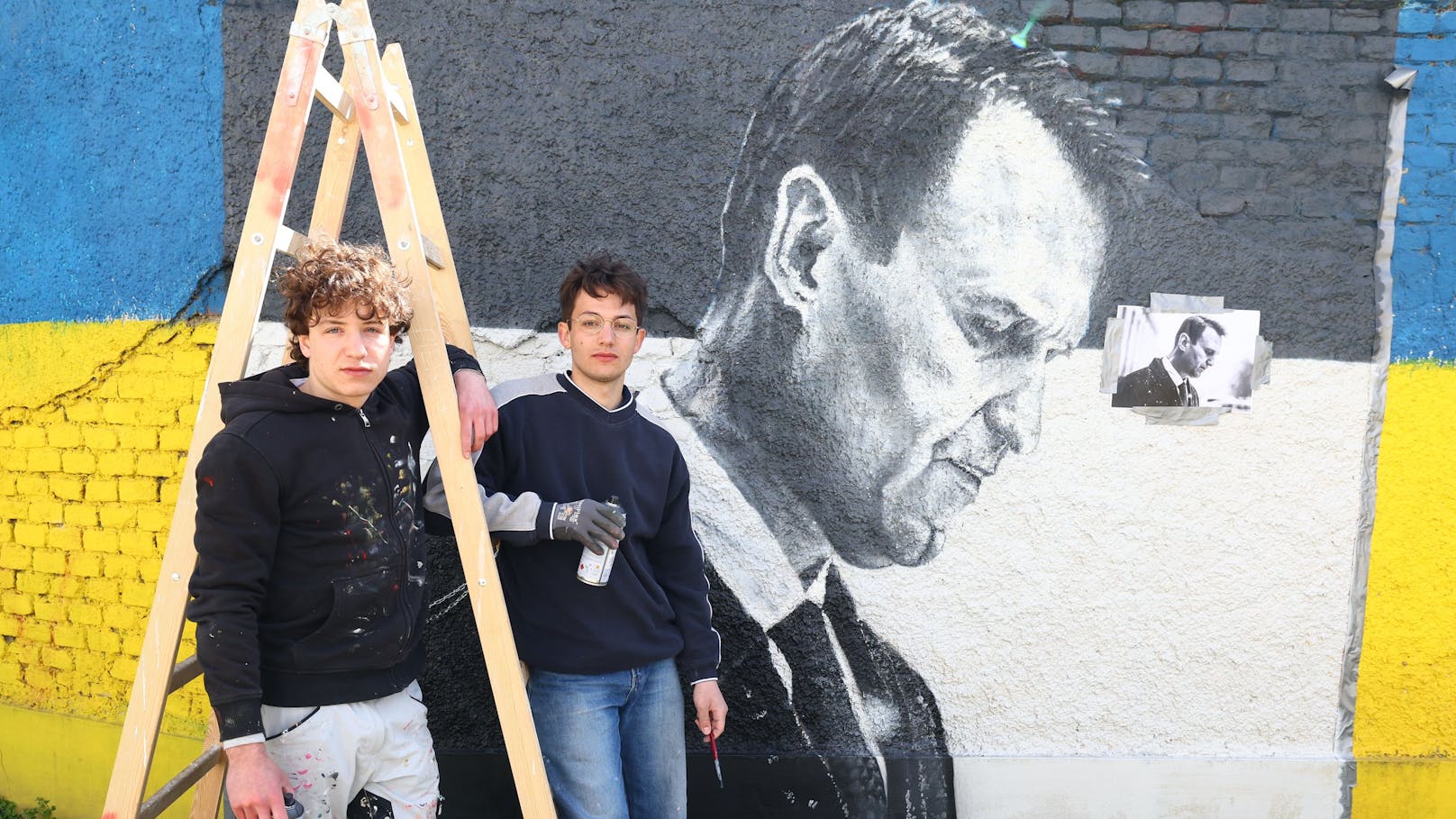 Grafitti-Künstler verewigen Nawalny bei Russen-Denkmal