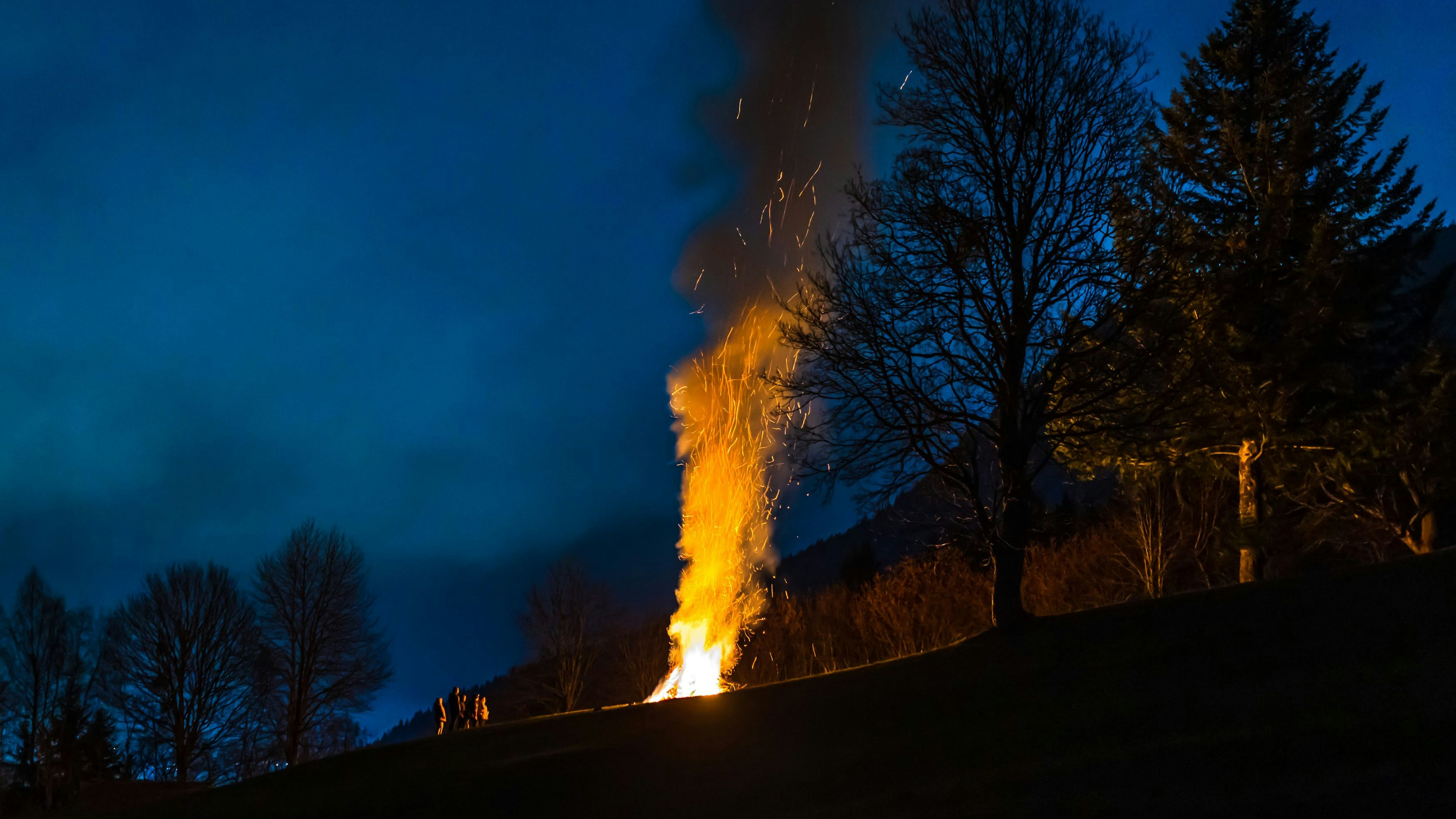Blick auf ein Osterfeuer in Rohrmoos, Schladming, in der Steiermark