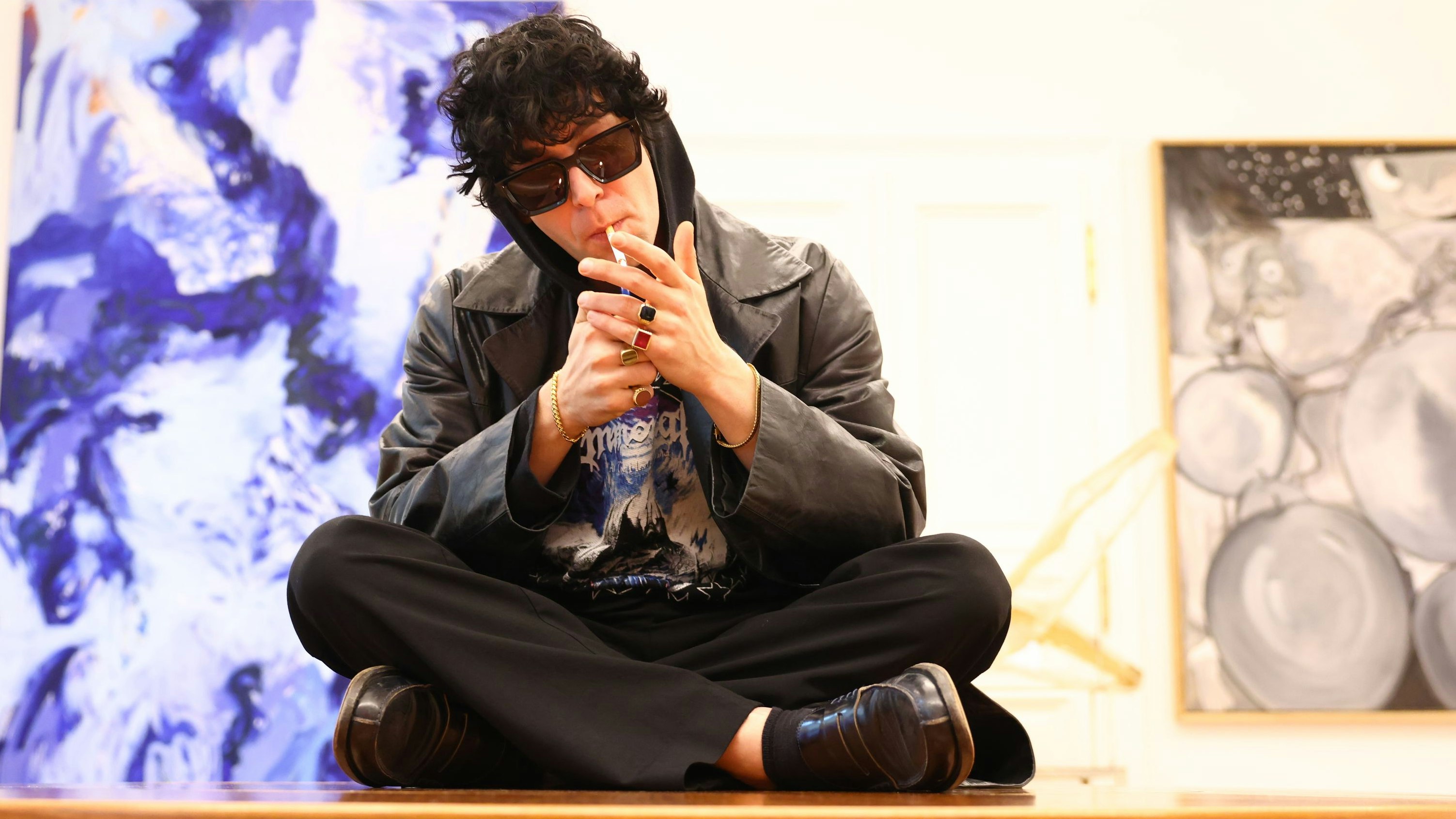 Die Sonnenbrille und die Wuschelhaare - sein Look