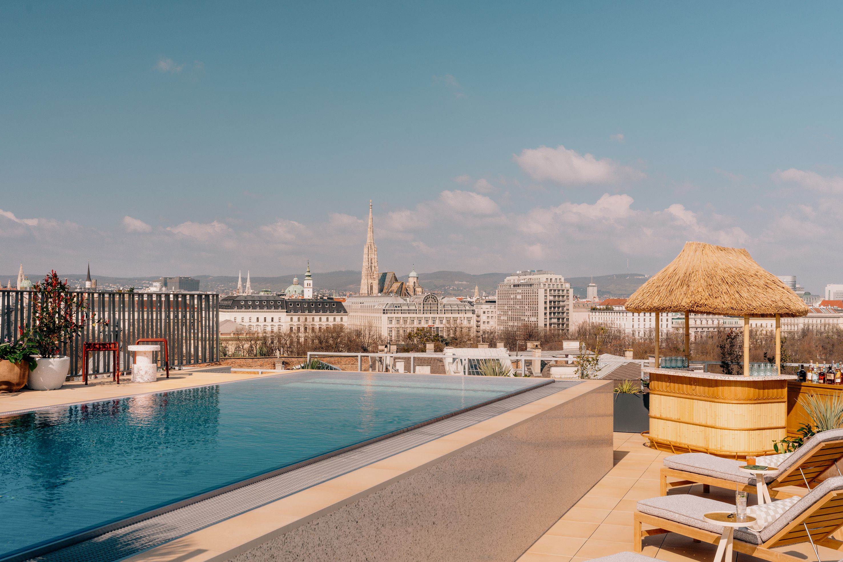 Prächtige Dachterrasse mit Pool und Blick über Wien im Hoxton Hotel