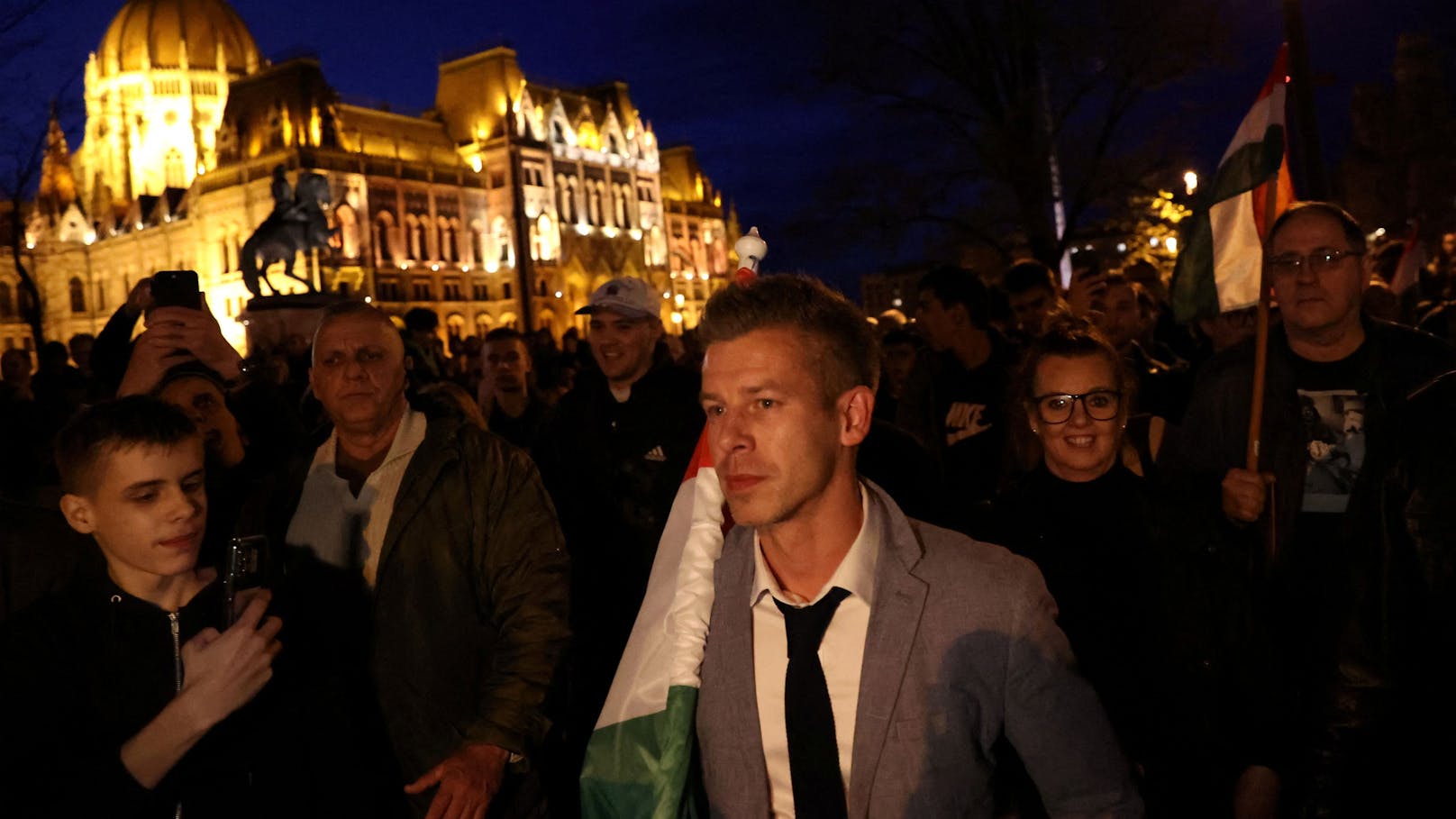 Magyar und die Demonstranten forderten in Sprechchören auch den Rücktritt des amtierenden Generalstaatsanwalts Péter Polt und Premier Orbán höchstpersönlich.