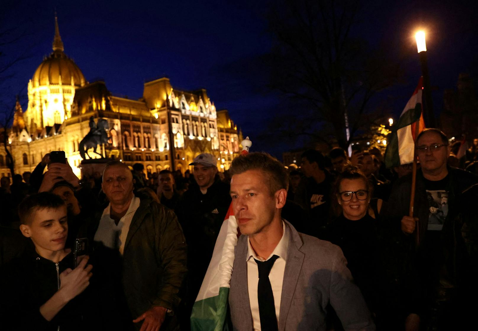 Magyar und die Demonstranten forderten in Sprechchören auch den Rücktritt des amtierenden Generalstaatsanwalts Péter Polt und Premier Orbán höchstpersönlich.