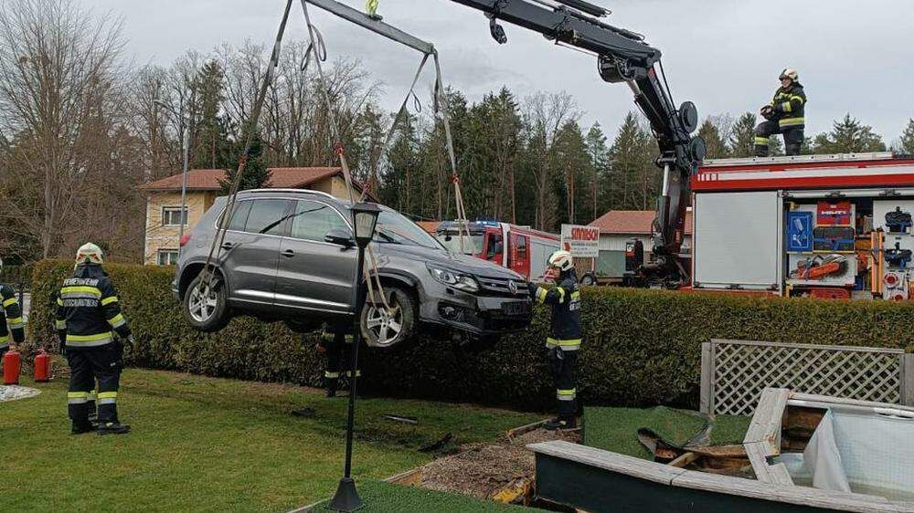 Die 61-Jährige hatte die Kontrolle über ihr Fahrzeug verloren, fuhr damit in den Pool eines Einfamilienhauses. 