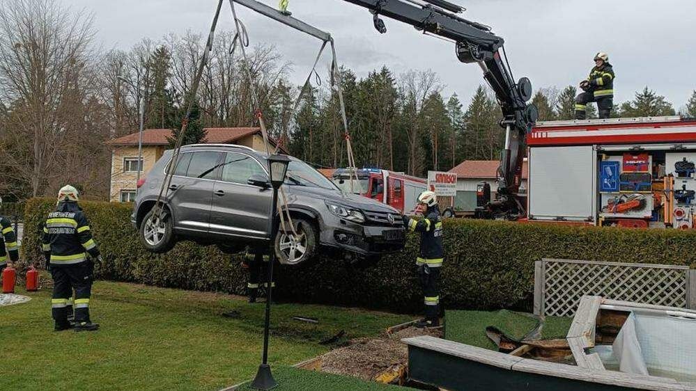 Heute.at - Wegen Sekundenschlaf: Steirerin fährt Auto in Pool