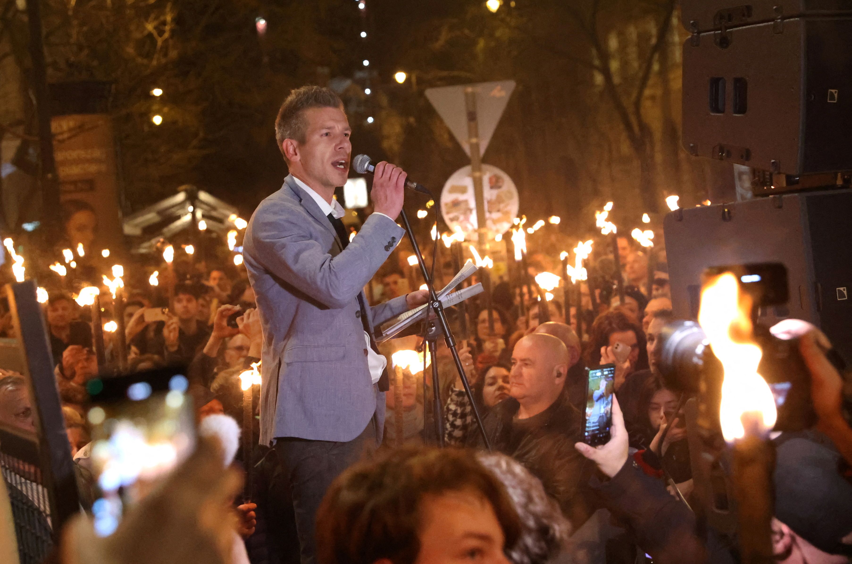 Tausende Menschen sind am 26. März 2024 in Budapest dem spontanen Protestaufruf von Jurist Peter Magyar (m.) gegen die Regierung von Viktor Orbán gefolgt.