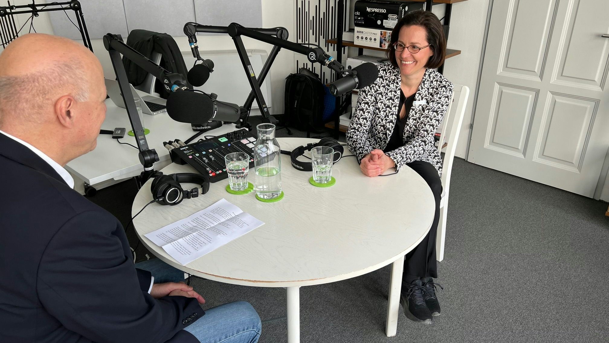 Maria Katharina Moser, Direktorin der Diakonie Österreich, im Podcast mit Christian Nusser (Newsflix)