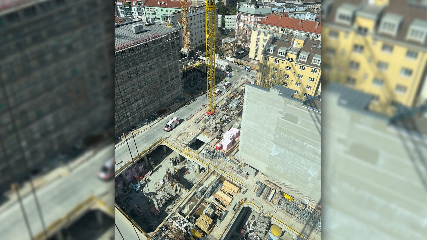 Bauarbeiter stürzt in Wien mehrere Meter in die Tiefe