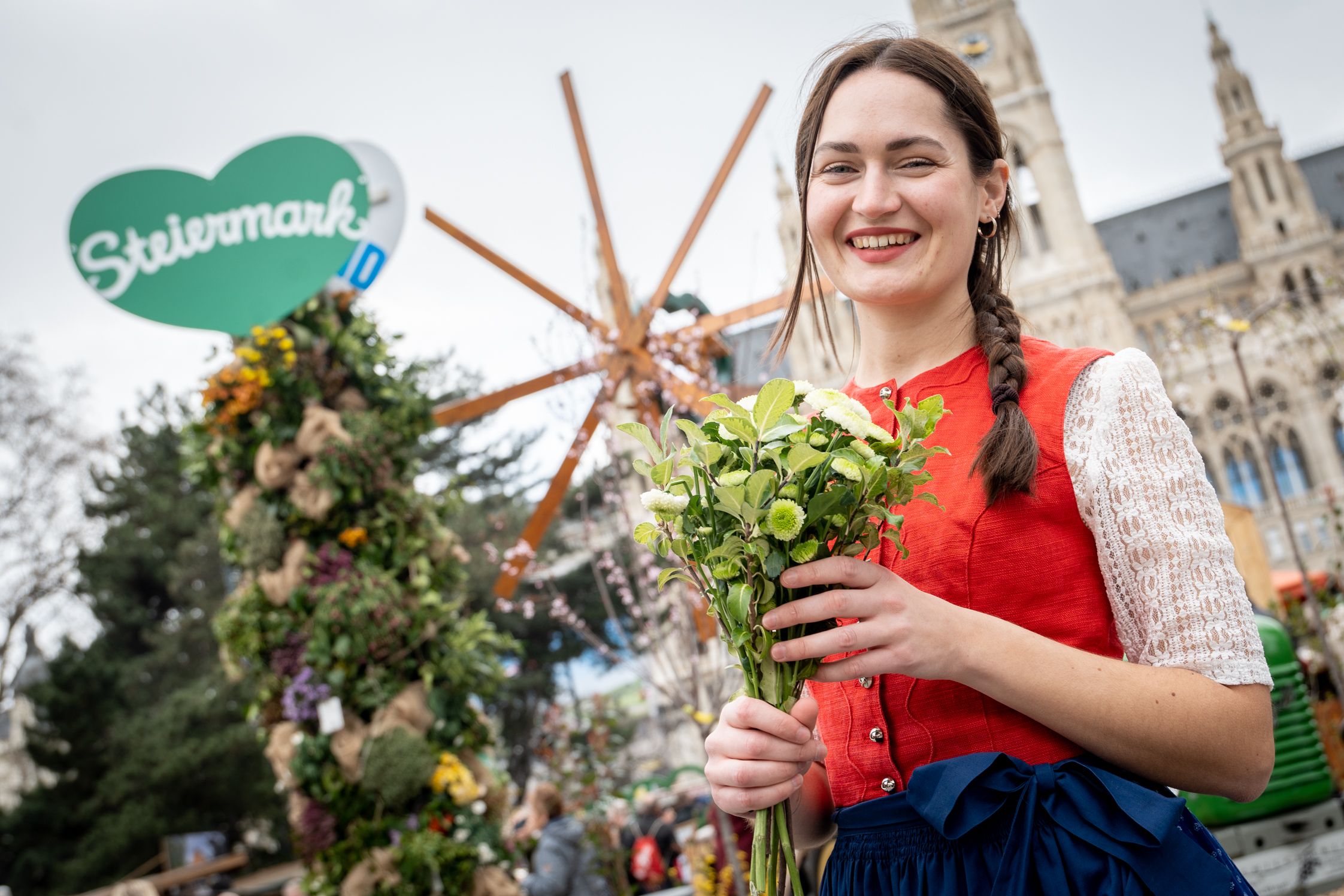 Der Steiermark Frühling am Wiener Rathausplatz lädt mit heimischer Kulinarik und traditioneller Musik zum Verweilen ein.