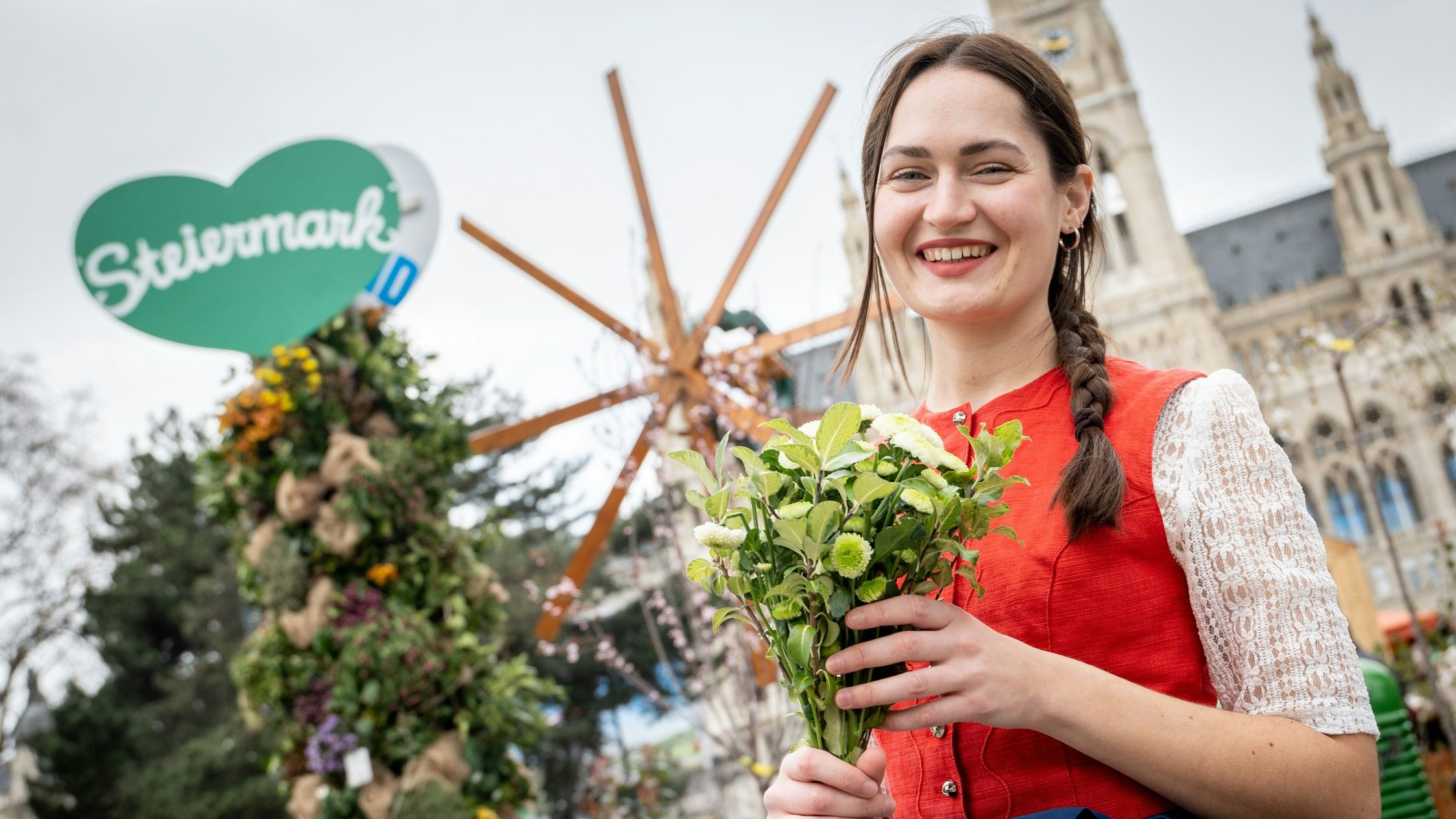 Der Steiermark Frühling am Wiener Rathausplatz lädt mit heimischer Kulinarik und traditioneller Musik zum Verweilen ein.