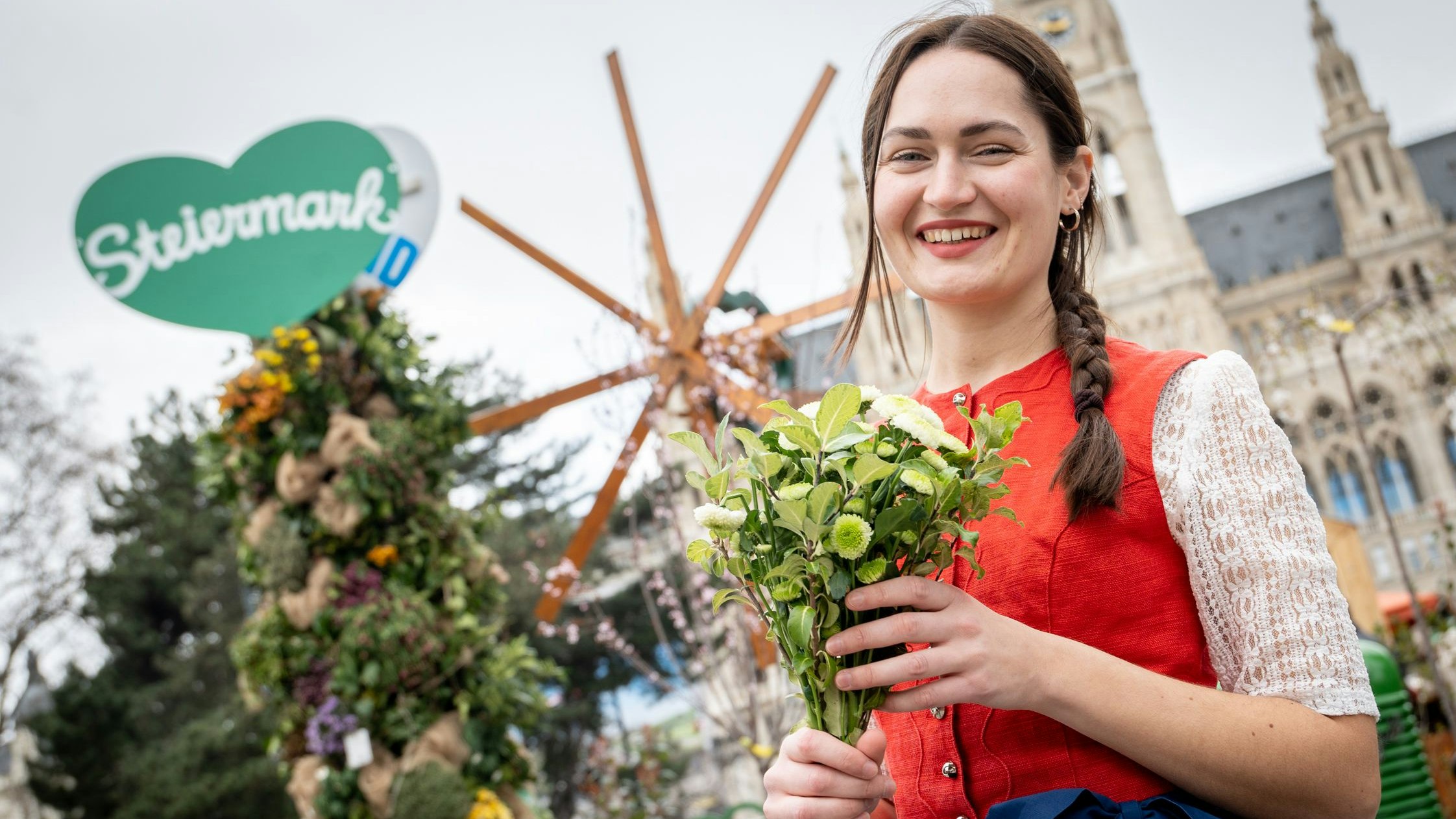 Der Steiermark Frühling am Wiener Rathausplatz lädt mit heimischer Kulinarik und traditioneller Musik zum Verweilen ein.