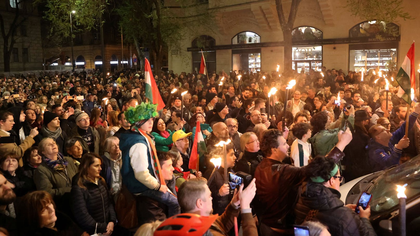 Im Schein von unzähligen Fackeln und Handylichtern ergriff der Oppositionelle auch persönlich das Wort.