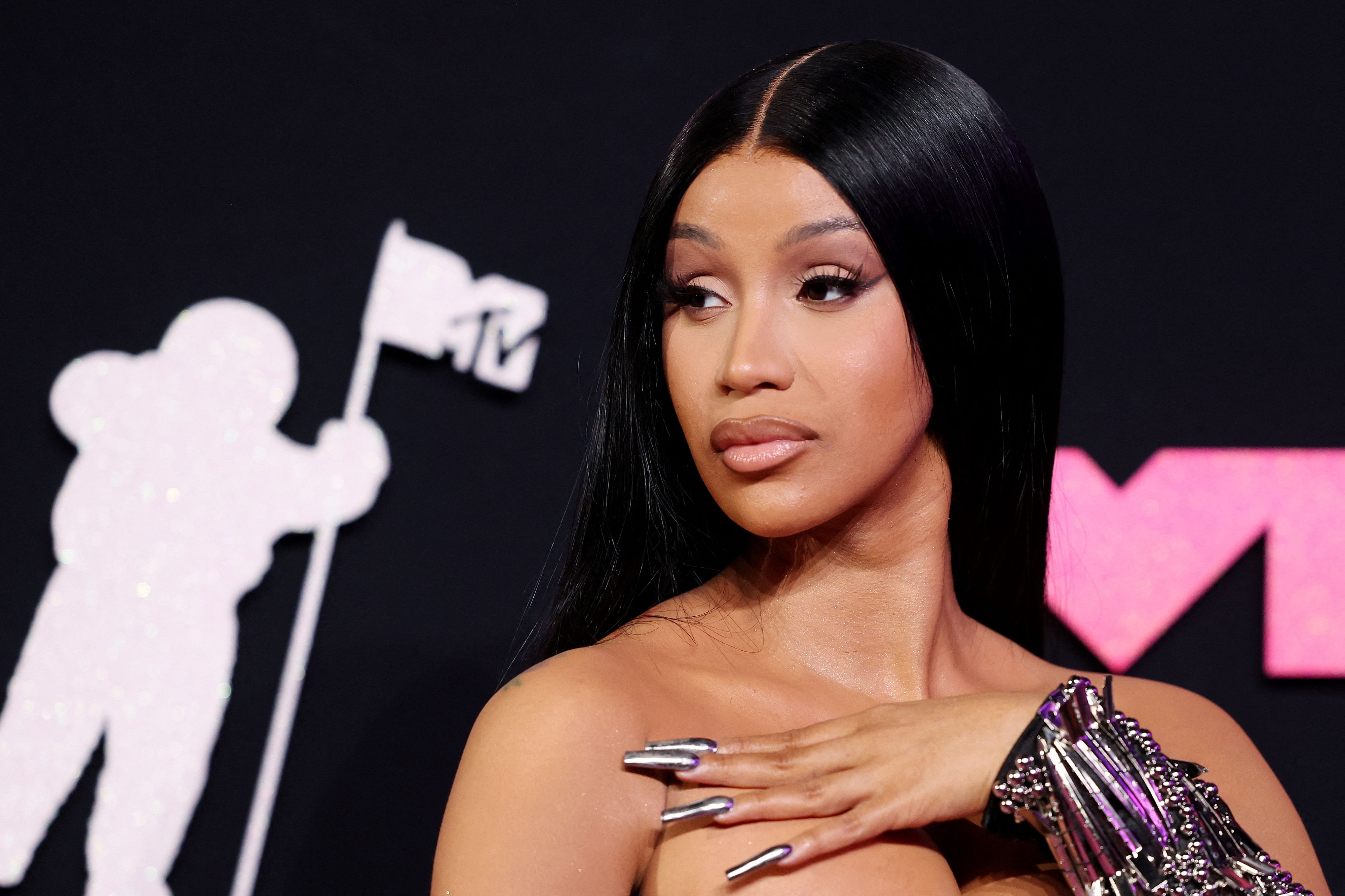 Am Montag drohte Rapperin Cardi B noch mit einer Klage gegen das Los Angeles Police Departement.