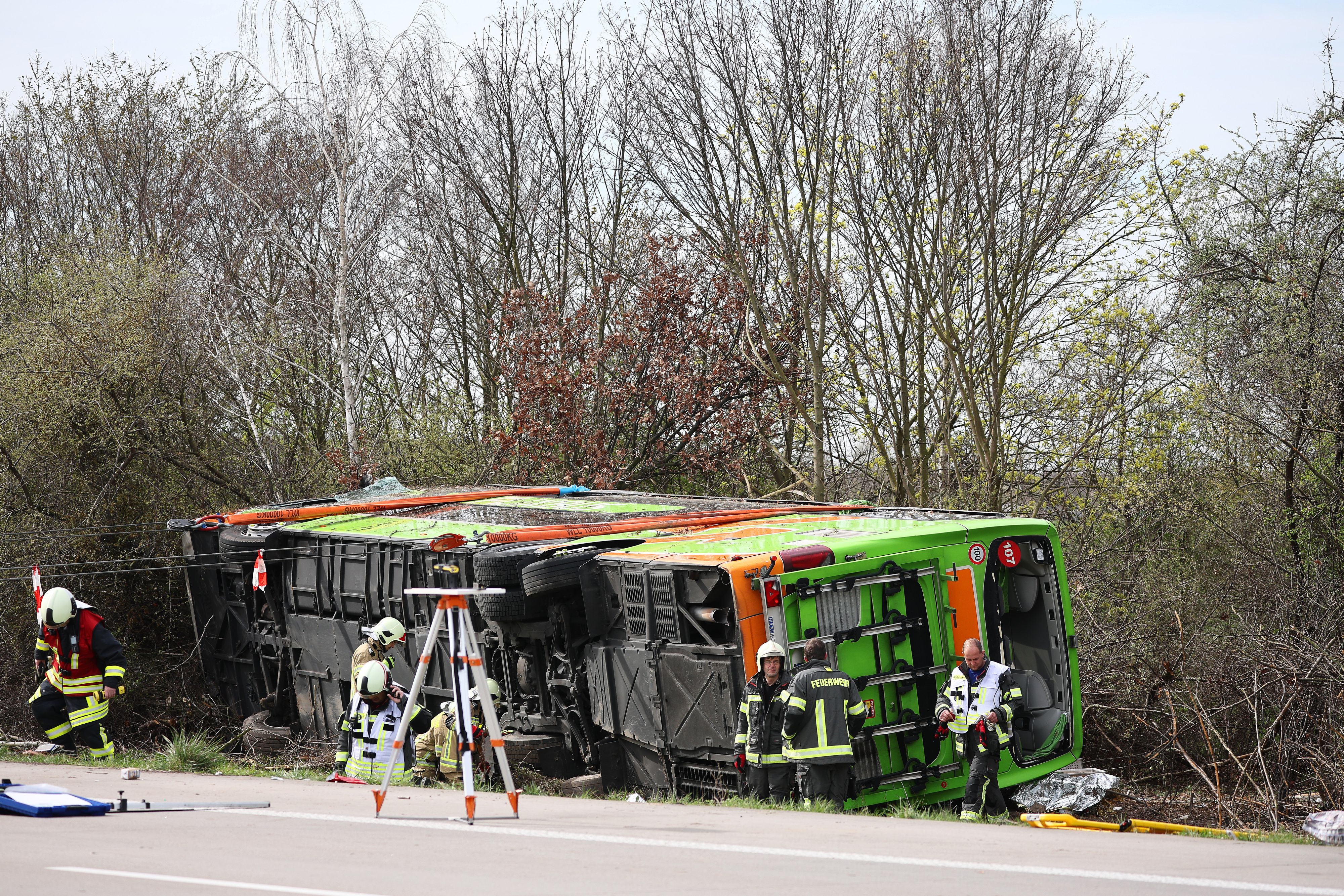 Der Bus kam im Straßengraben seitlich liegend zum Stillstand.