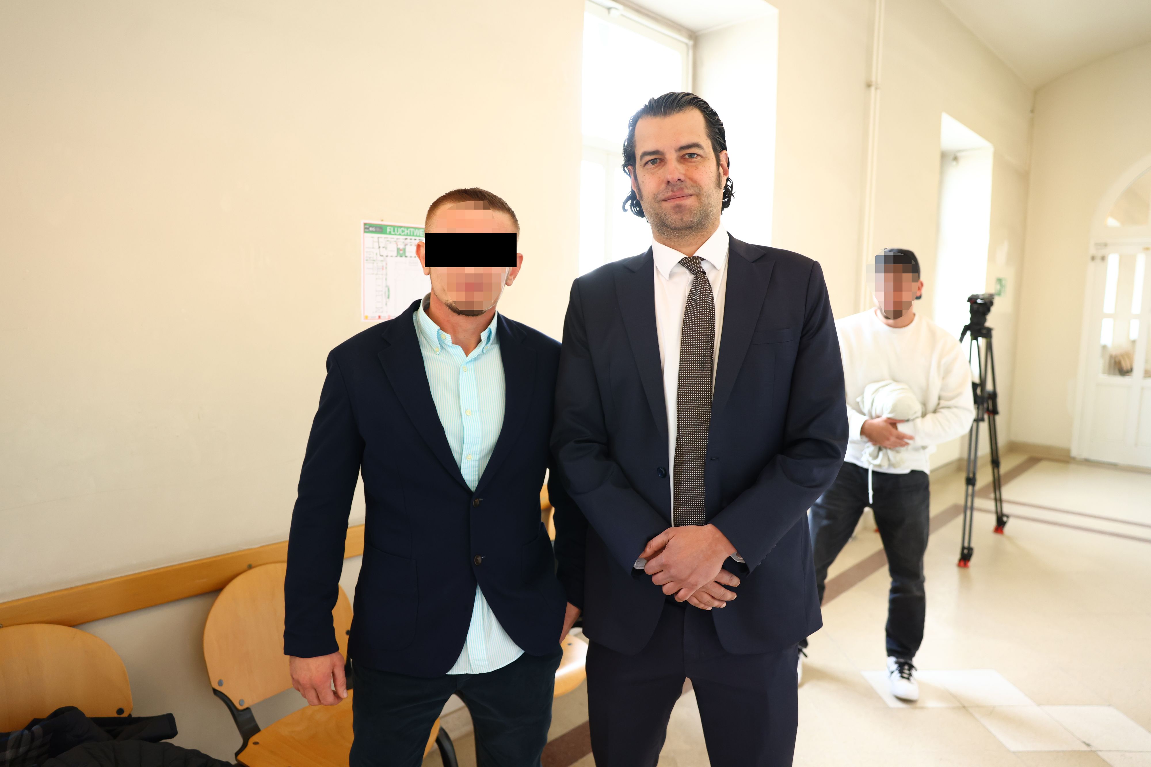 Der Hauptangeklagte (38) mit Verteidiger Marcus Januschke