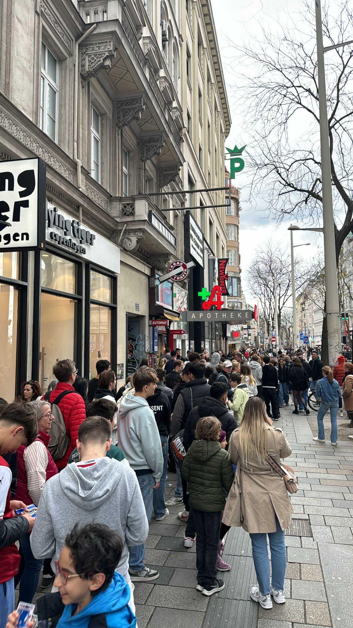 ÖFB-Held Michael Gregoritsch bei der Autogrammstunde in einer Trafik.