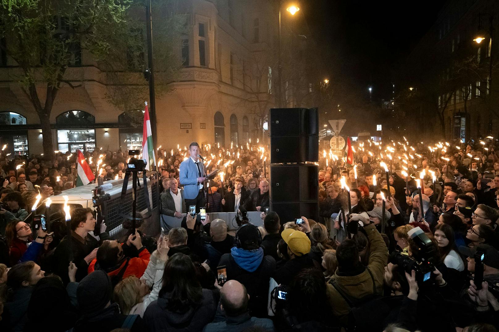 Tausende Menschen sind am Abend des 26. März 2024 in Budapest gegen die Regierung von Viktor Orbán auf die Straße gegangen.