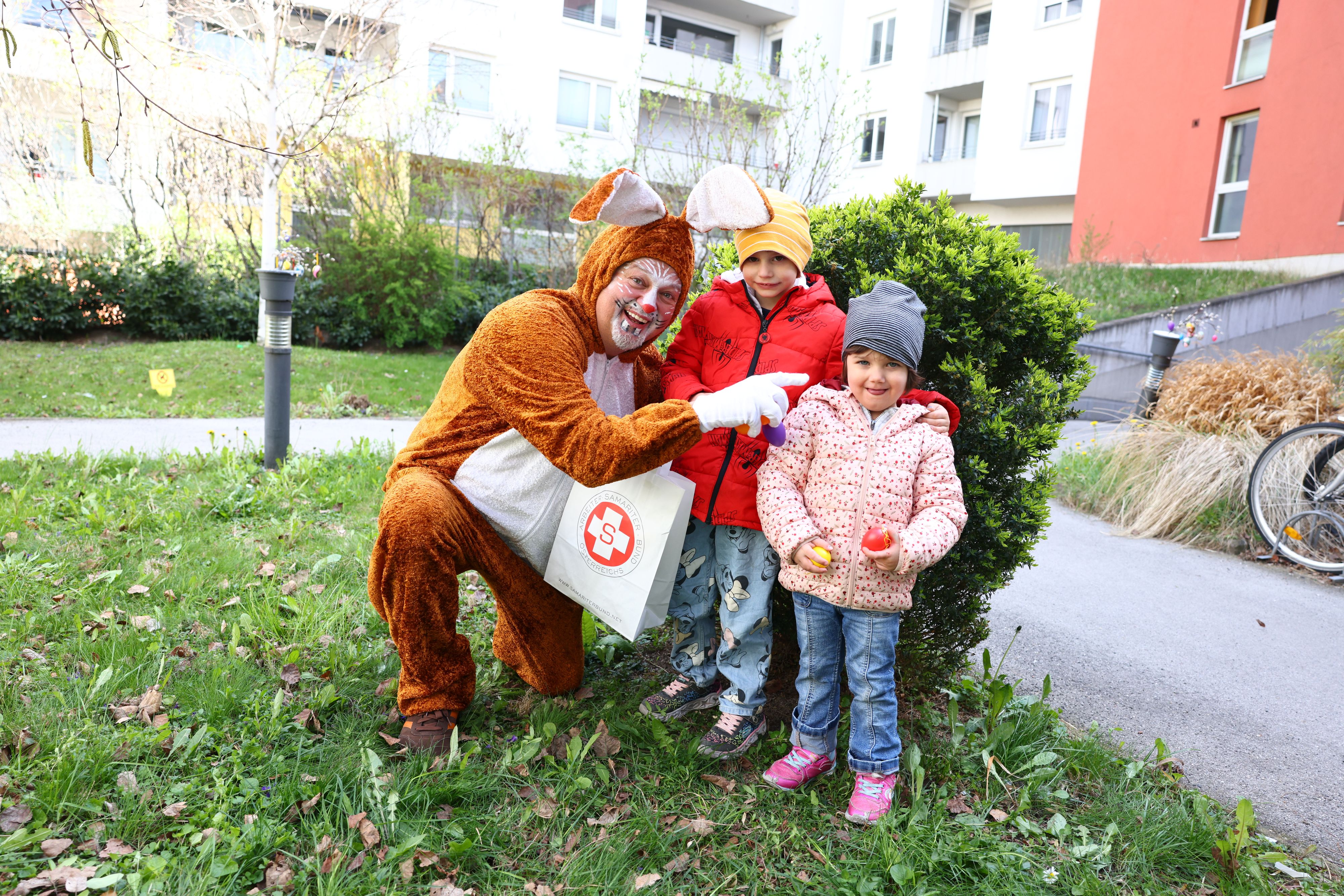 Im Sozialmarkt Pillergasse beschenkte der Osterhase Mädchen und Buben aus sozial benachteiligten Familien.