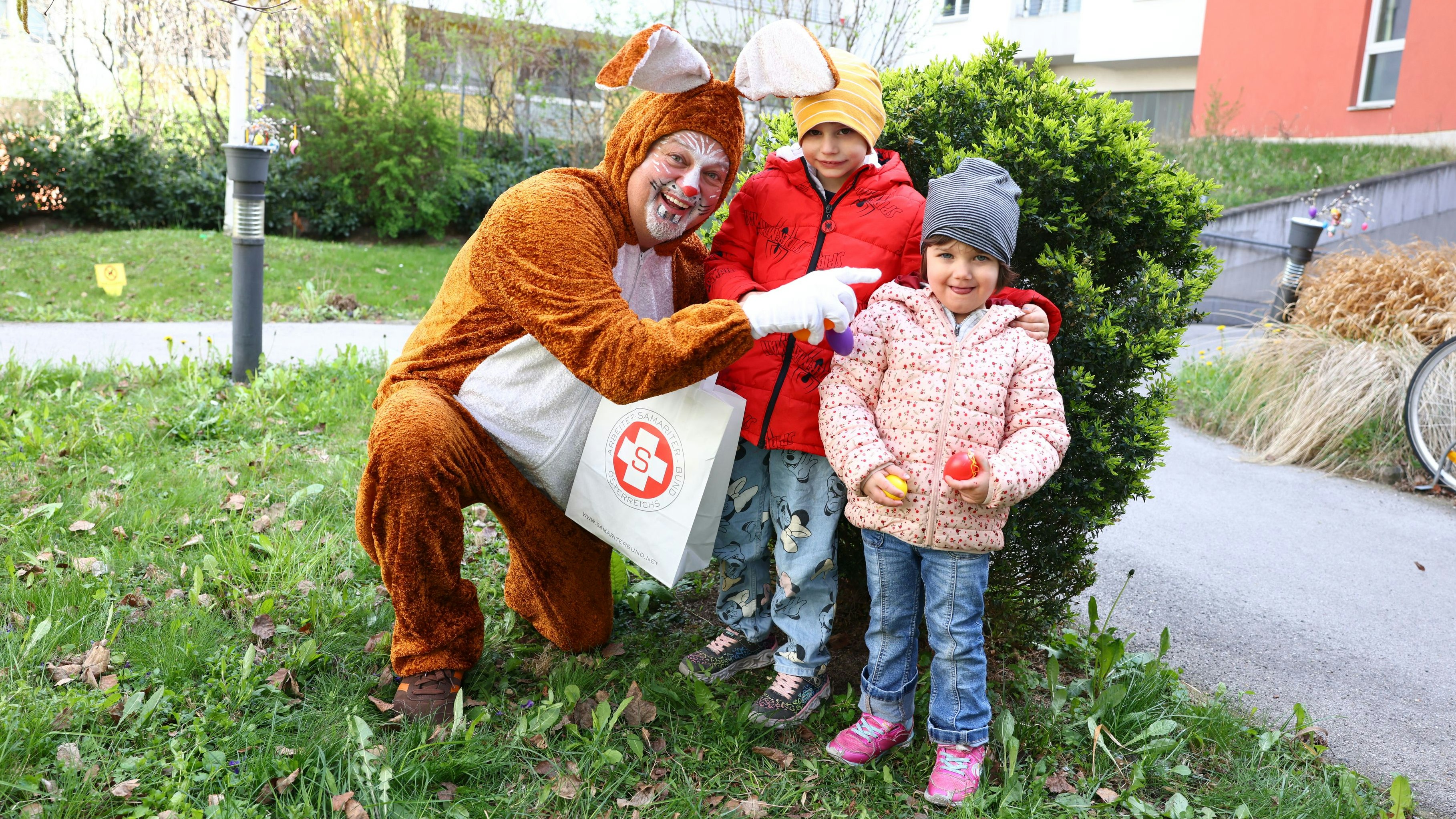 Im Sozialmarkt Pillergasse beschenkte der Osterhase Mädchen und Buben aus sozial benachteiligten Familien.