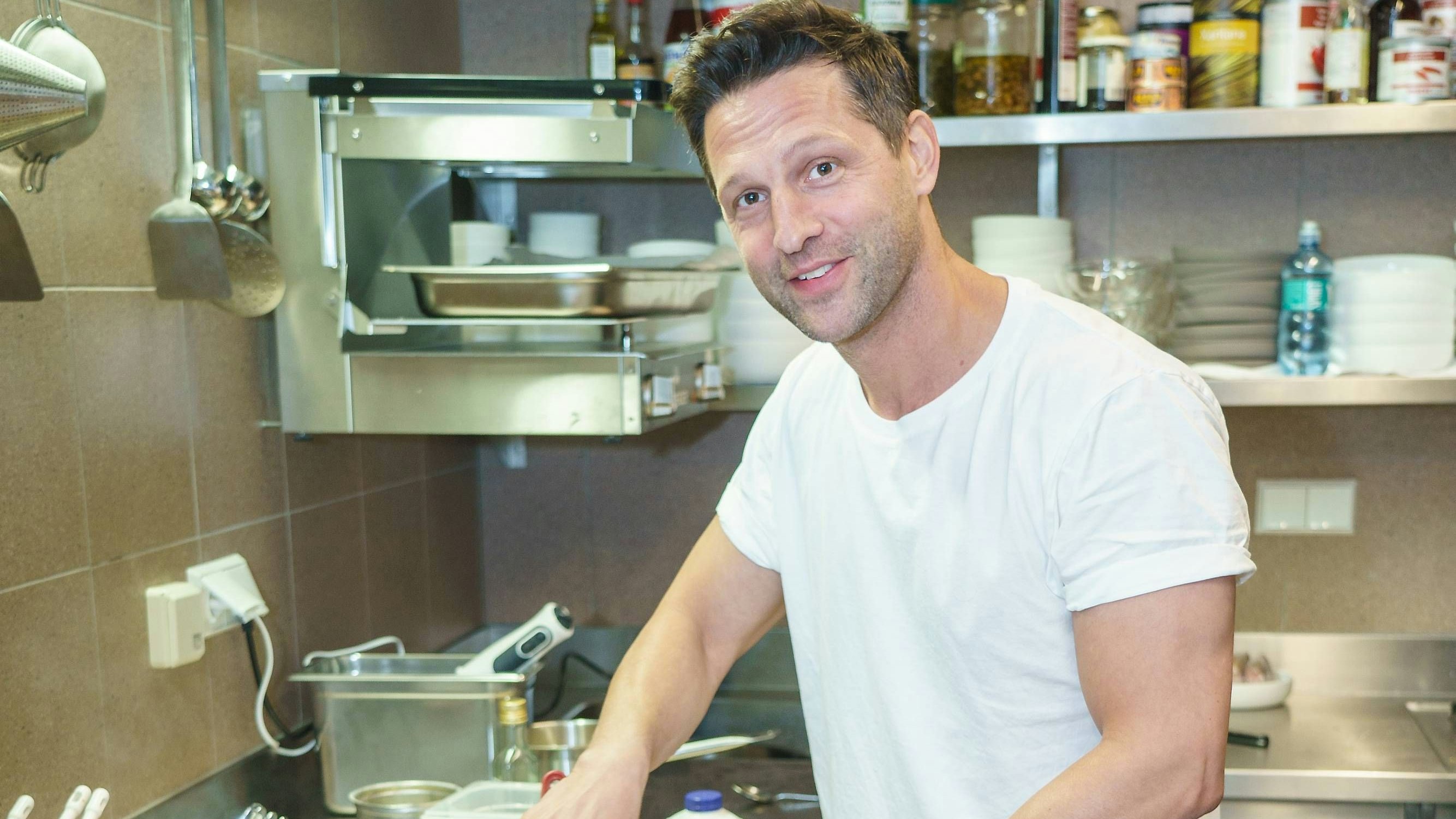 Alexander Kumptner in der Küche seines Lokals "Everybody's Darling"
