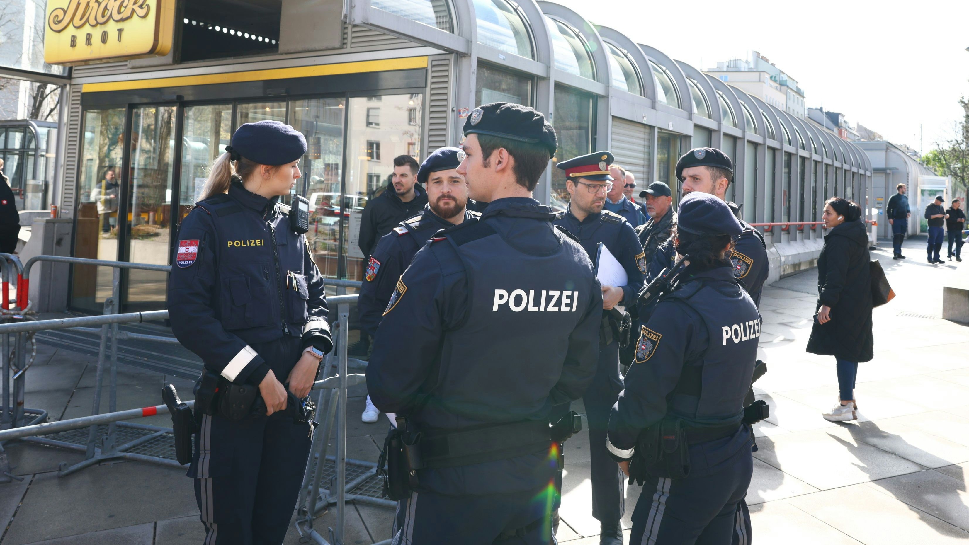 Polizei war mit Großaufgebot am Reumannplatz in Wien-Favoriten.