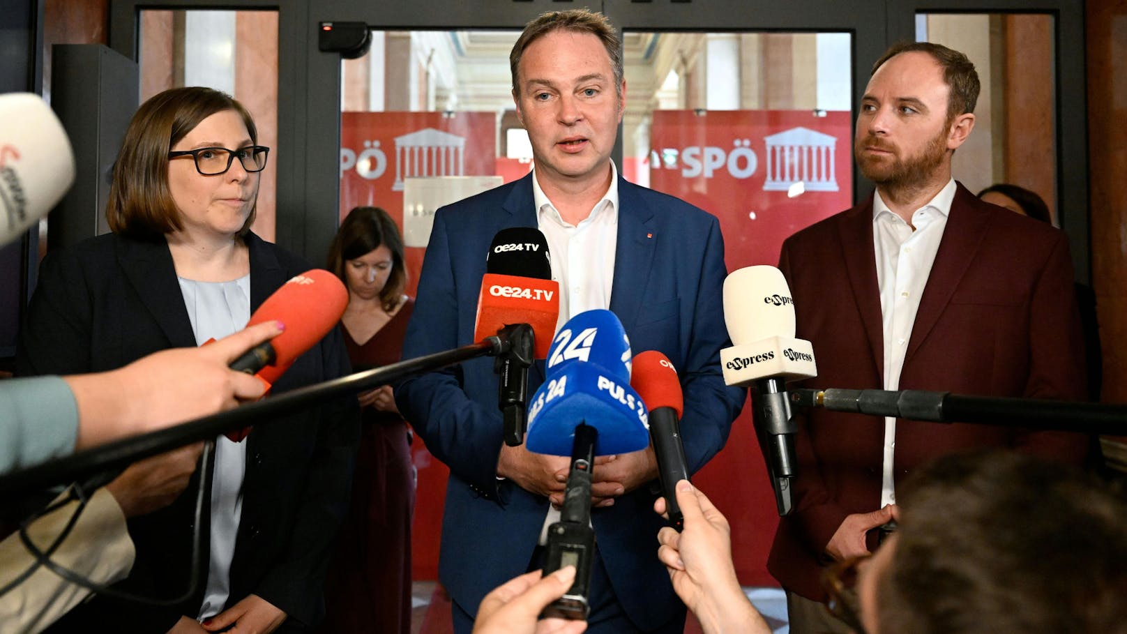 Eine SPÖ unter Parteichef Babler (Mitte) werde "für den notwendigen Aufbruch und Neuanfang sorgen", glaubt Bundesgeschäftsführer Seltenheim (rechts).&nbsp;