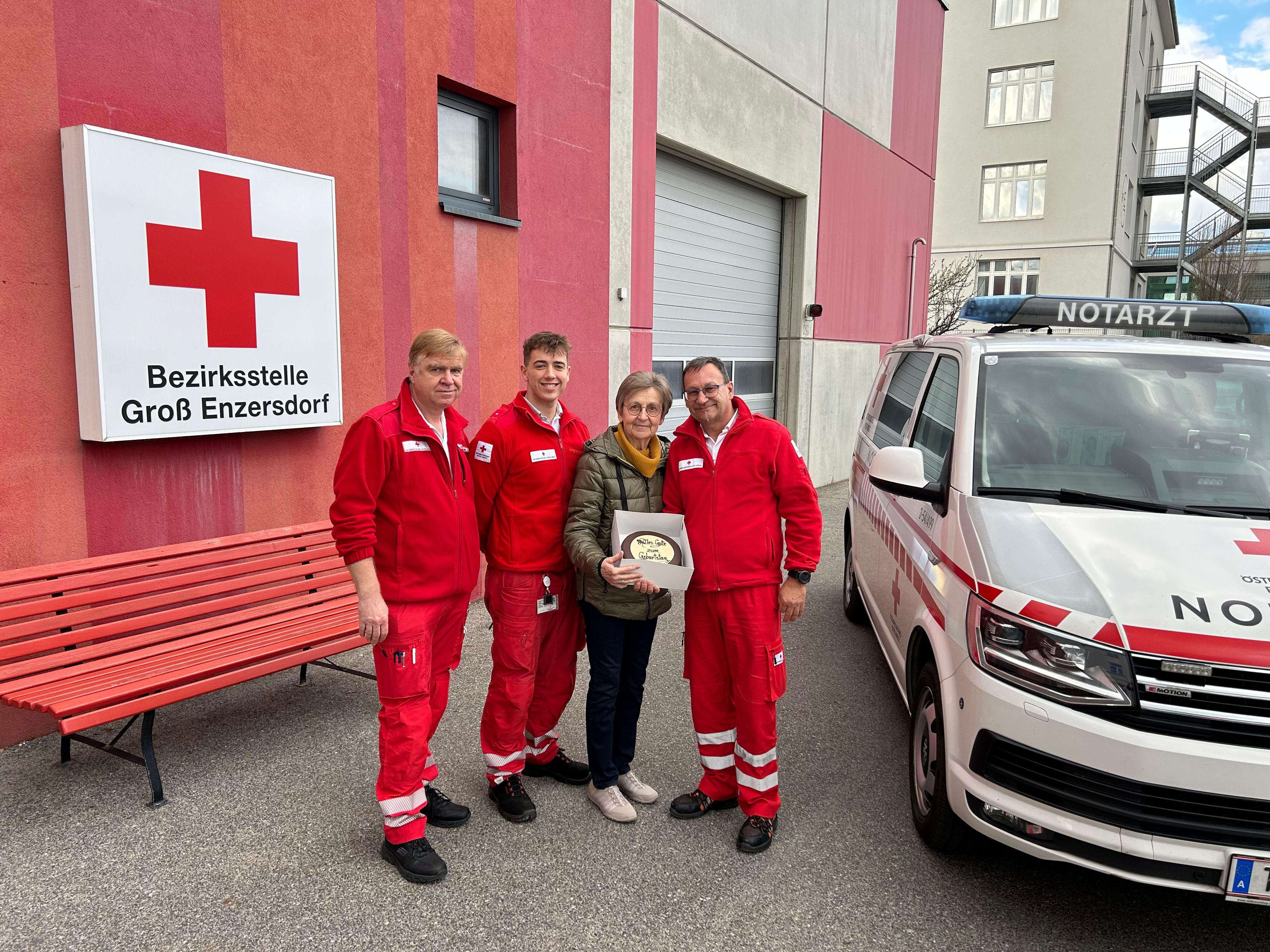 Marianne Regber inmitten ihrer Lebensretter vom Roten Kreuz (v.l.n.r.): Notfallsanitäter Gerhard Leberbauer, Rettungssanitäter Peter Wiesbauer und Notfallsanitäter Christian Rosendorfsky.