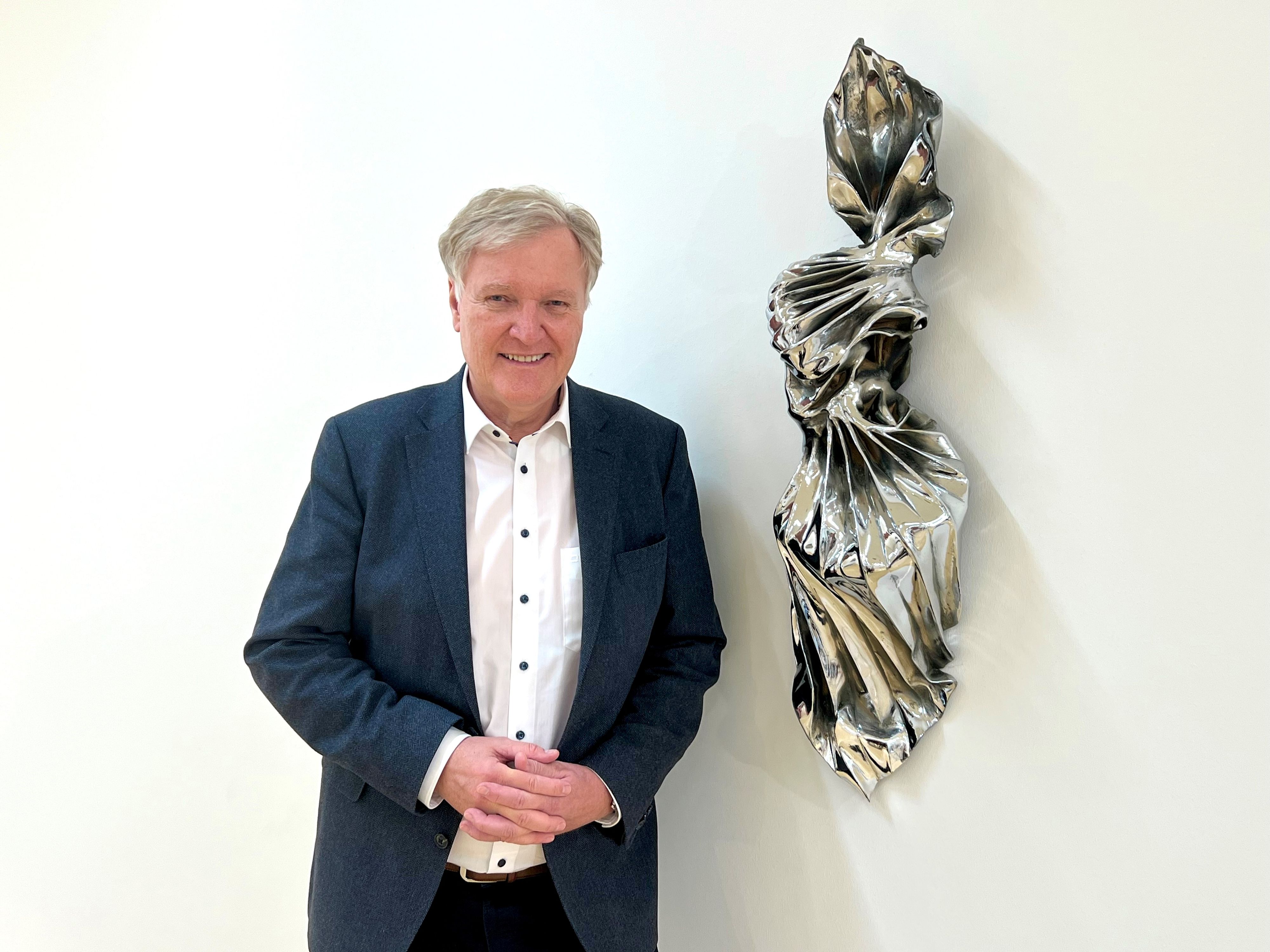 Der Albertina-Chef mit dem Kunstwerk