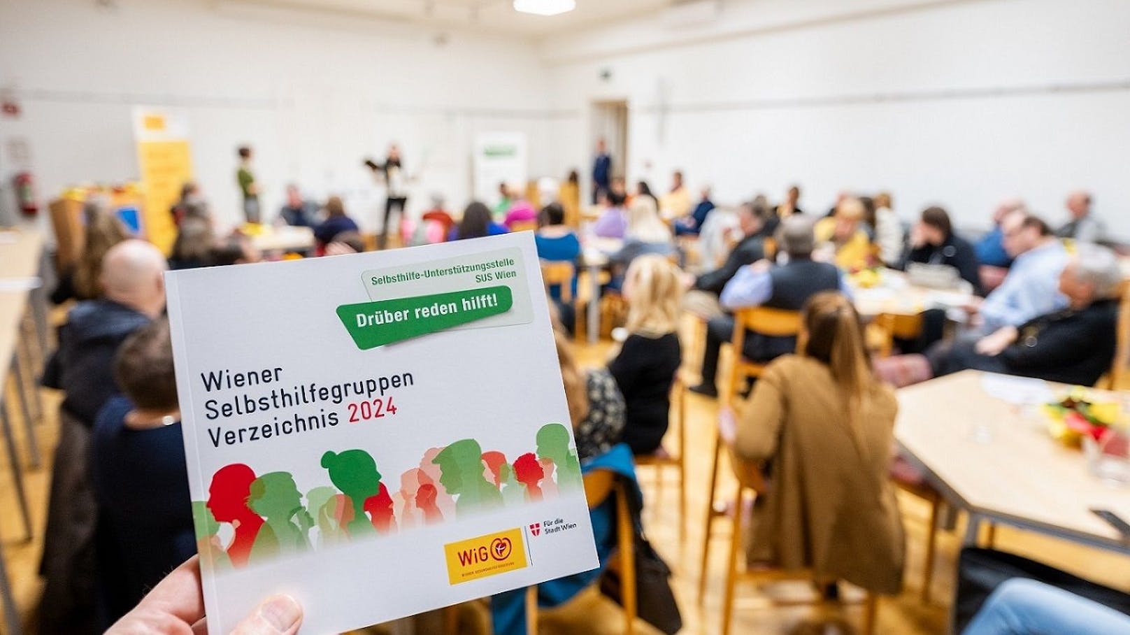 Das neue Wiener Selbsthilfegruppen Verzeichnis 2024 wurde beim Selbsthilfe-Stammtisch vor zahlreichen Vertreter*innen von Selbsthilfegruppen präsentiert.