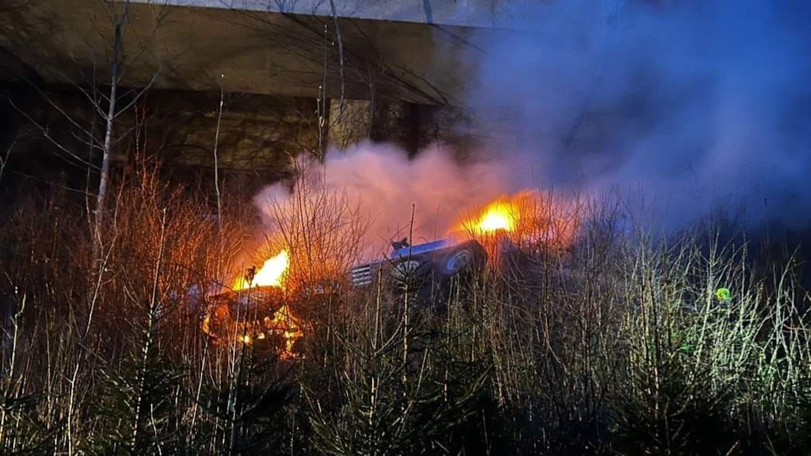 Lkw stürzt von Autobahn-Brücke und fängt sofort Feuer