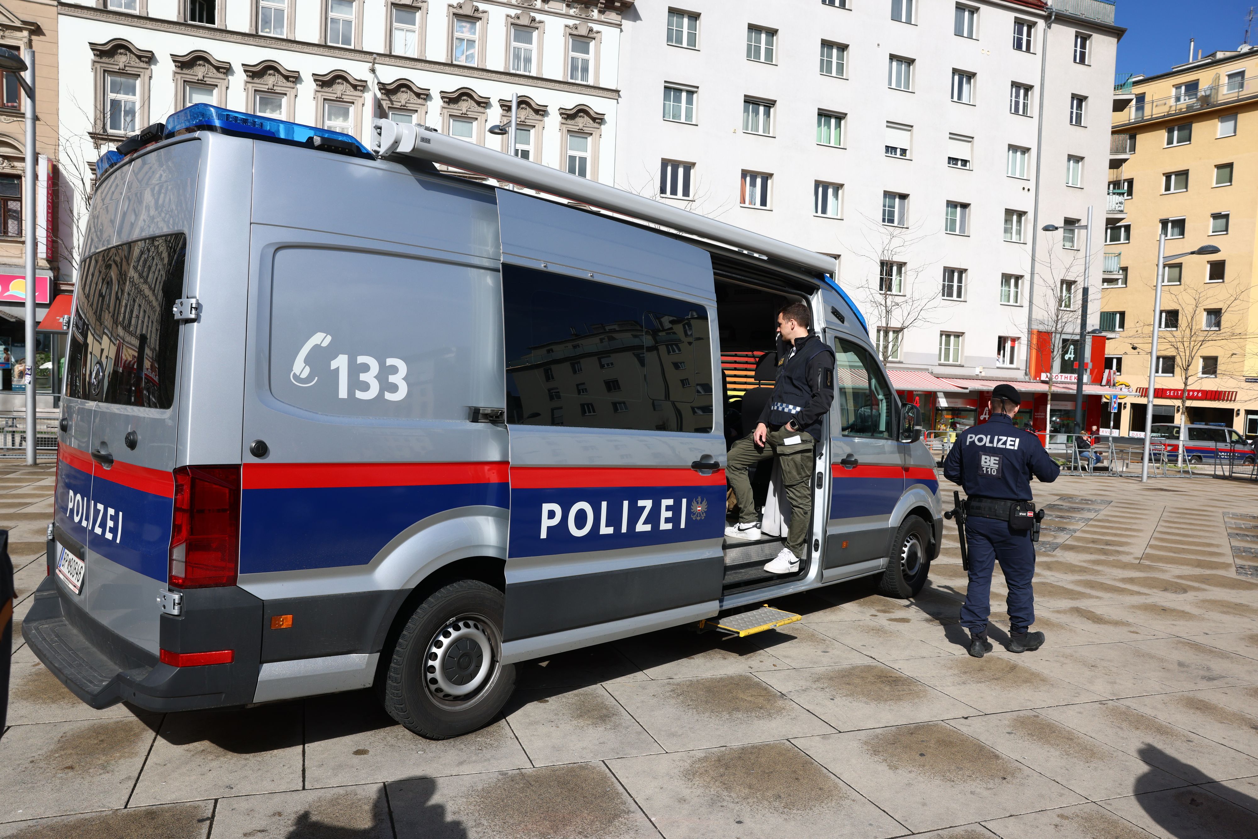 Polizei war mit Großaufgebot am Reumannplatz in Wien-Favoriten.