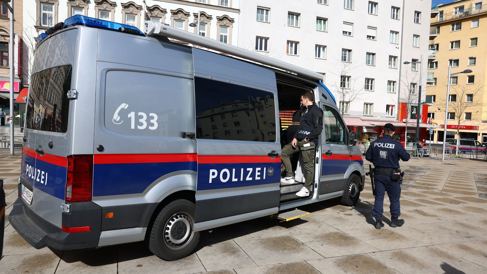 Polizei war mit Großaufgebot am Reumannplatz in Wien-Favoriten.