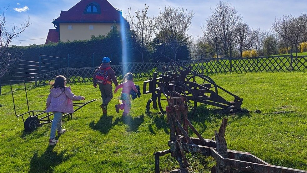 20 Kinder des SOS-Kinderdorf durften am Erlebnisbauernhof am Cobenzl nach Ostereiern suchen. 