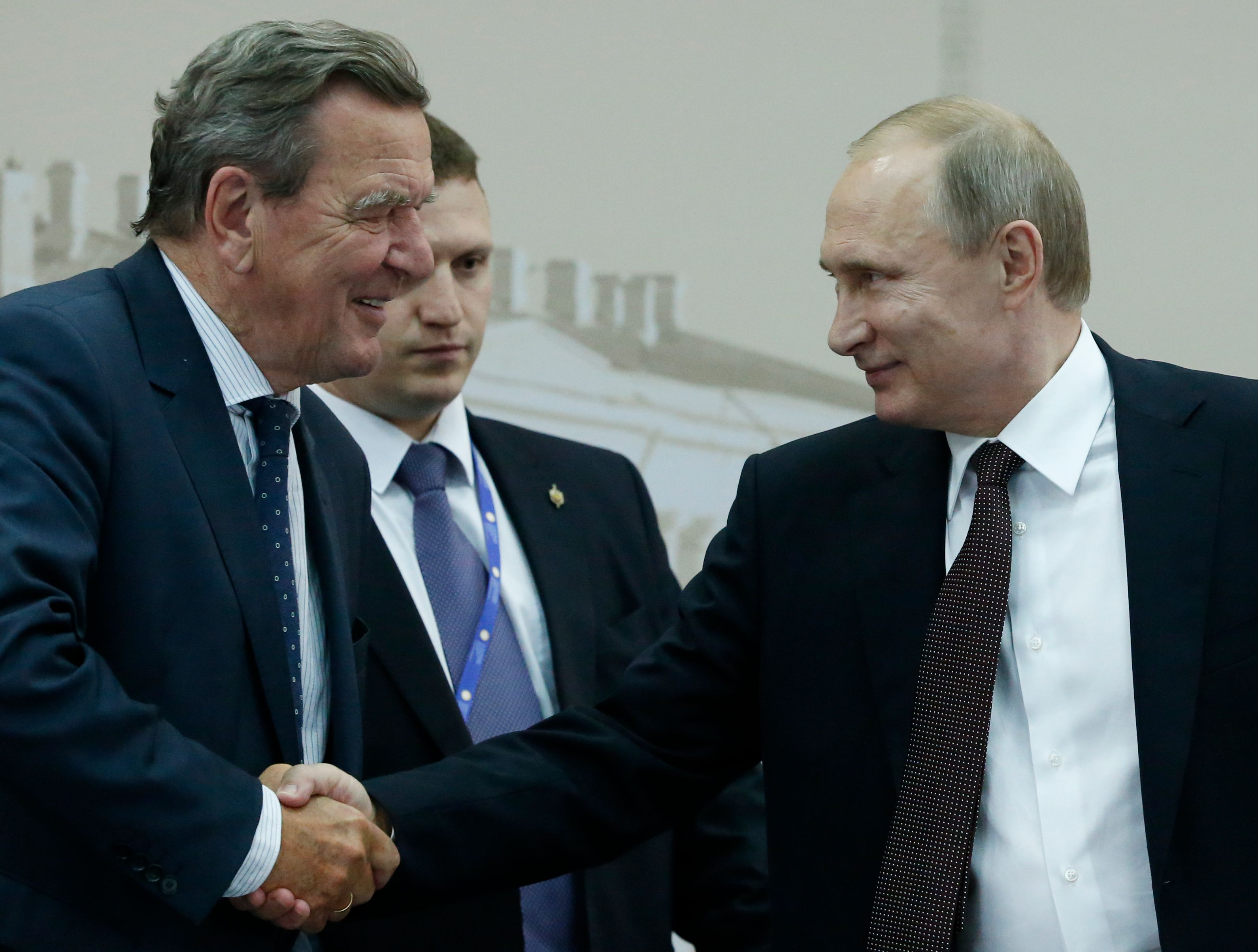 Der russische Präsident Wladimir Putin schüttelt dem ehemaligen deutschen Bundeskanzler Gerhard Schröder bei einem Treffen 2016 die Hand.