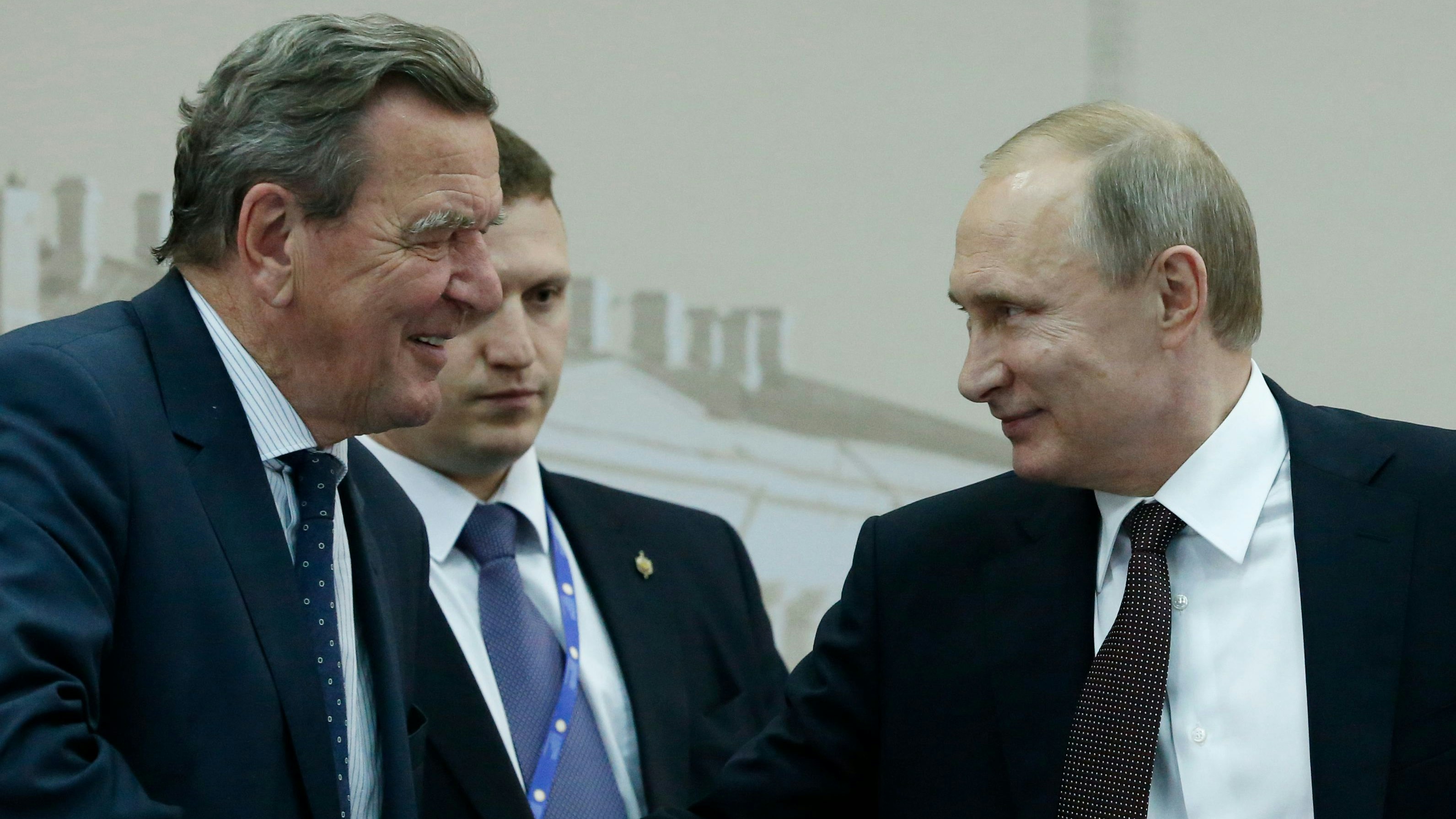 Der russische Präsident Wladimir Putin schüttelt dem ehemaligen deutschen Bundeskanzler Gerhard Schröder bei einem Treffen 2016 die Hand.