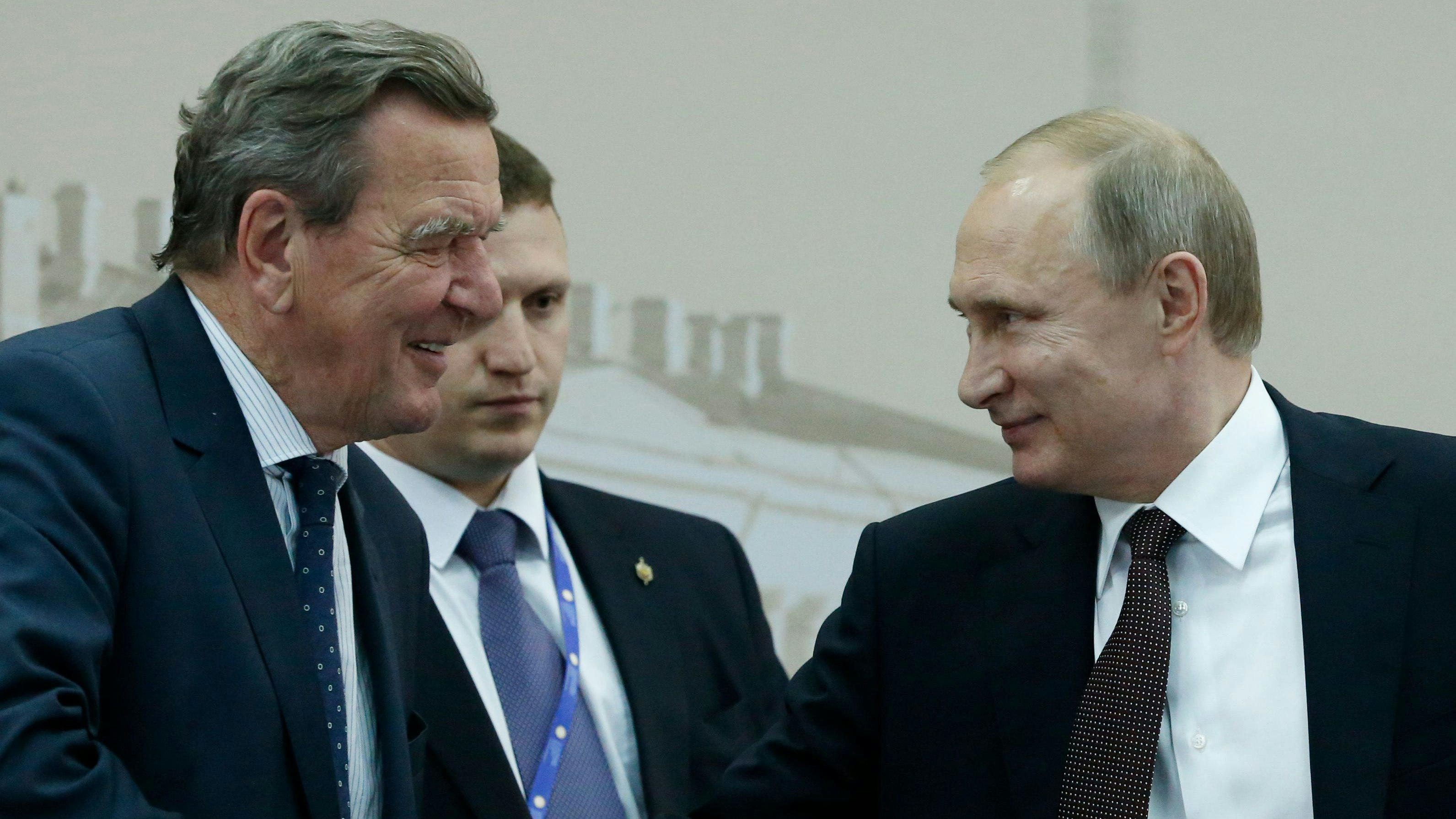 Der russische Präsident Wladimir Putin schüttelt dem ehemaligen deutschen Bundeskanzler Gerhard Schröder bei einem Treffen 2016 die Hand.