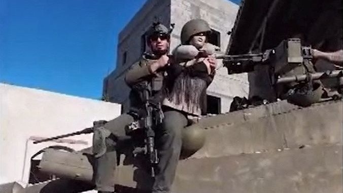 Dieser Soldat posiert mit einer Schaufensterpuppe. 