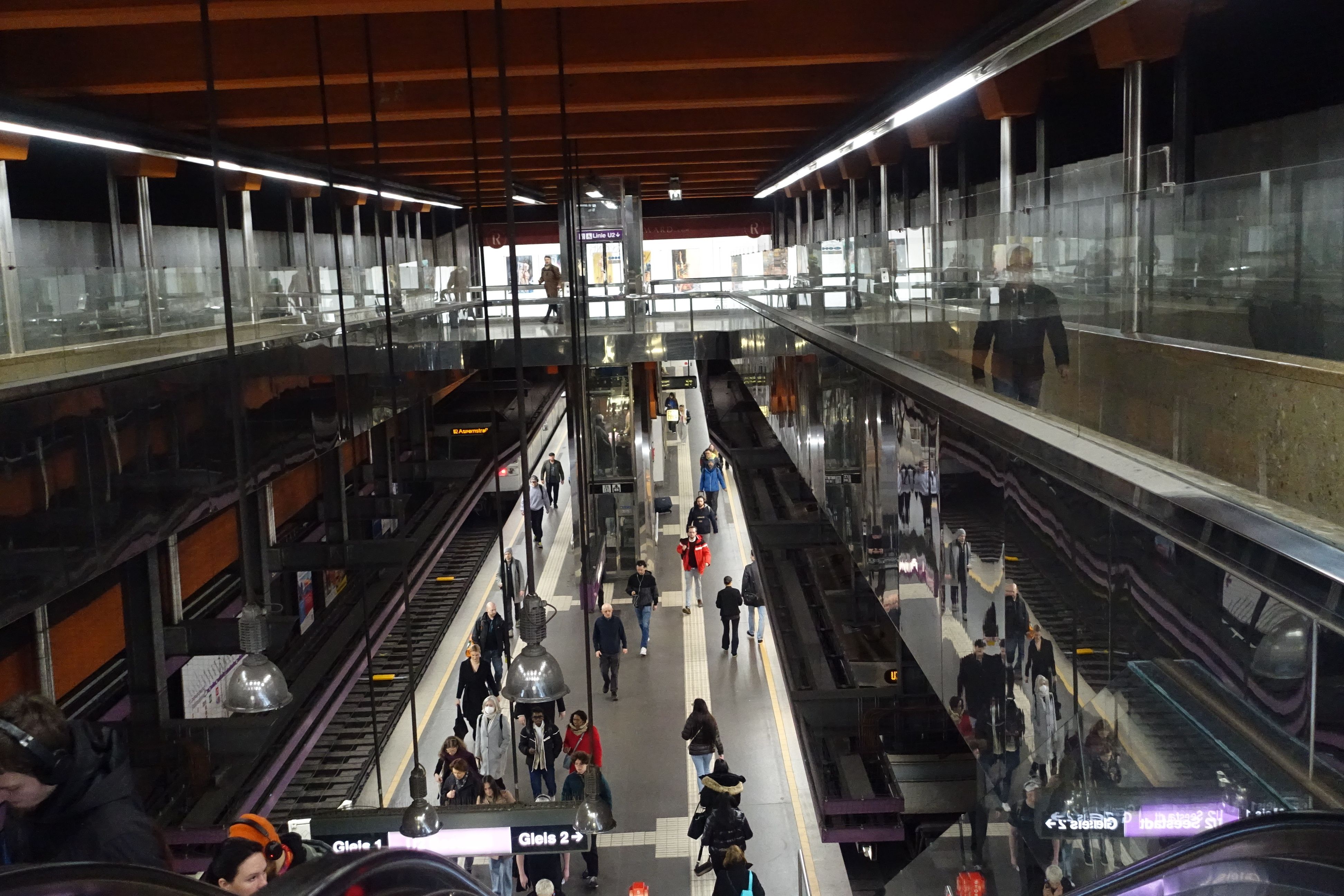 Blick auf die Bahnsteige der U-Bahn-Station Schottentor im März 2024.