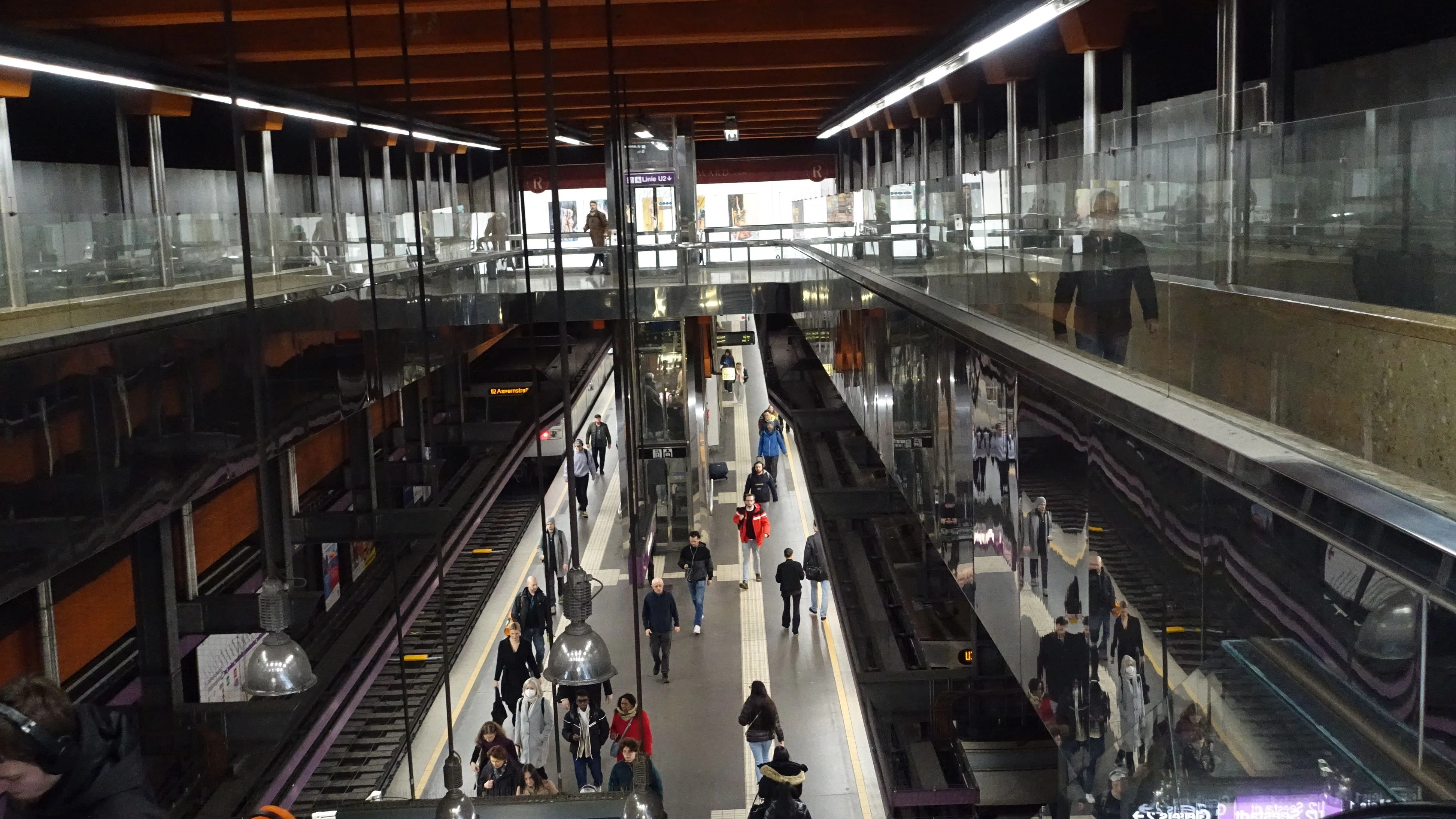 Blick auf die Bahnsteige der U-Bahn-Station Schottentor im März 2024.