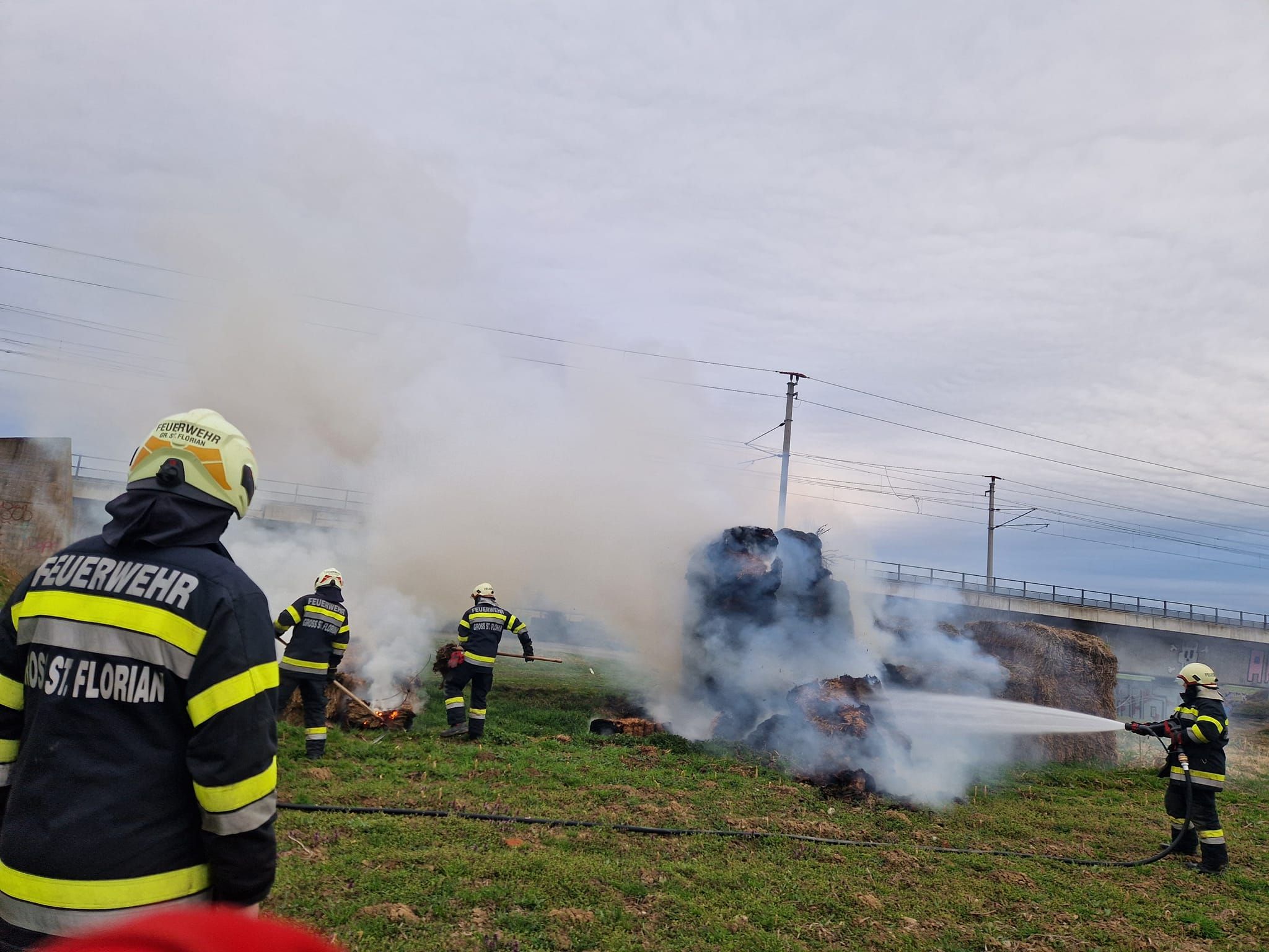 Ein 19-Jähriger steht im Verdacht, Strohballen sowie ein Carport mit mehreren Fahrzeugen in Brand gesetzt zu haben.
