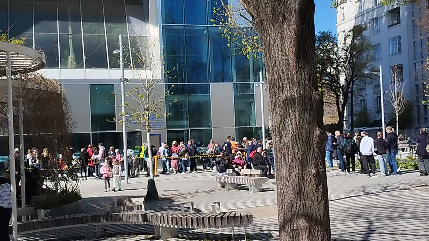 Bei sonnigem Wetter warten dutzende Zookunden auf den Einlass in das Haus des Meeres.