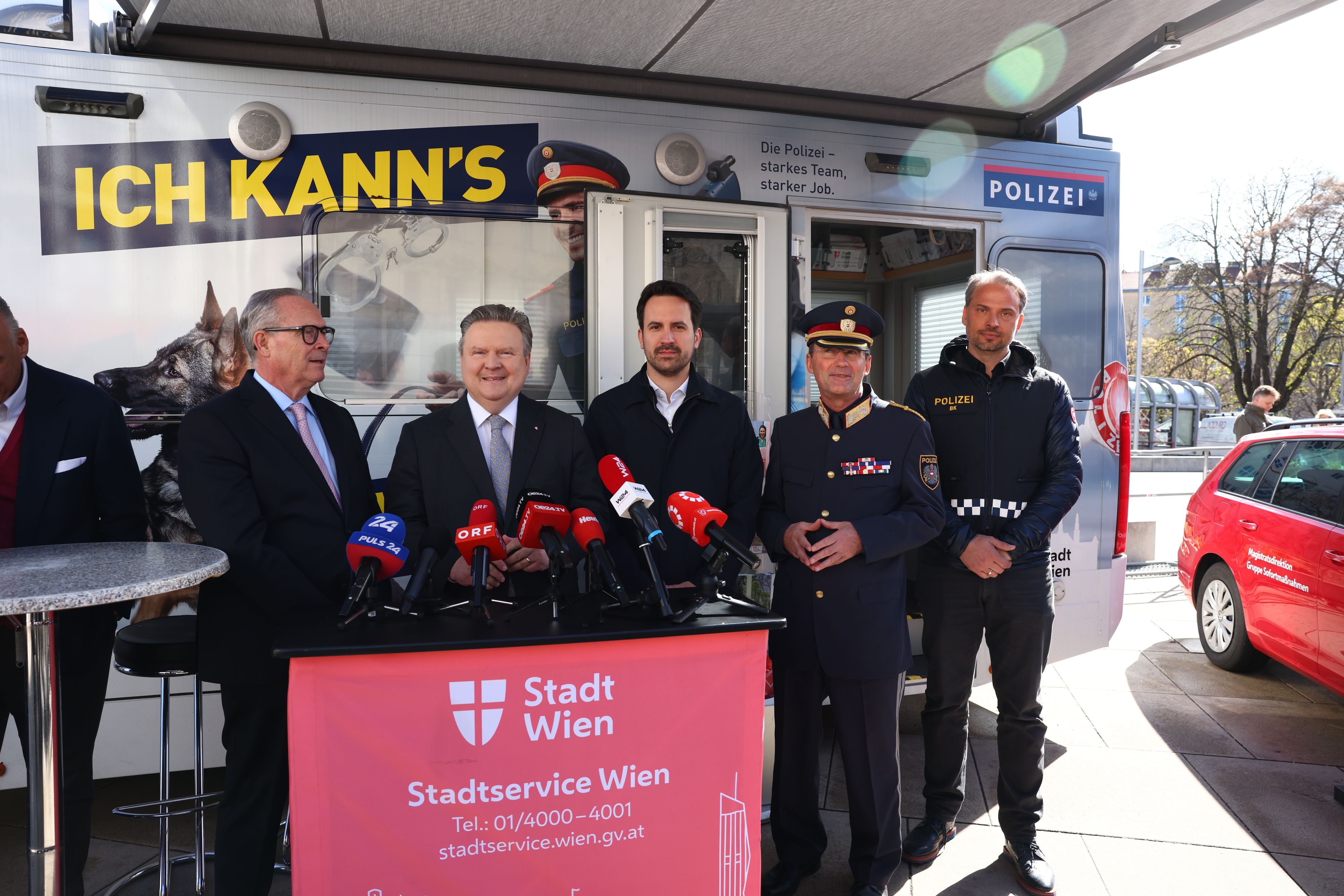 VP-Wien-Chef Karl Mahrer, Bürgermeister Michael Ludwig, Vizebgm. Christoph Wiederkehr, Polizeipräsident Gerhard Pürstl, Polizei-Jugendkoordinator Dietmar Stefan. 