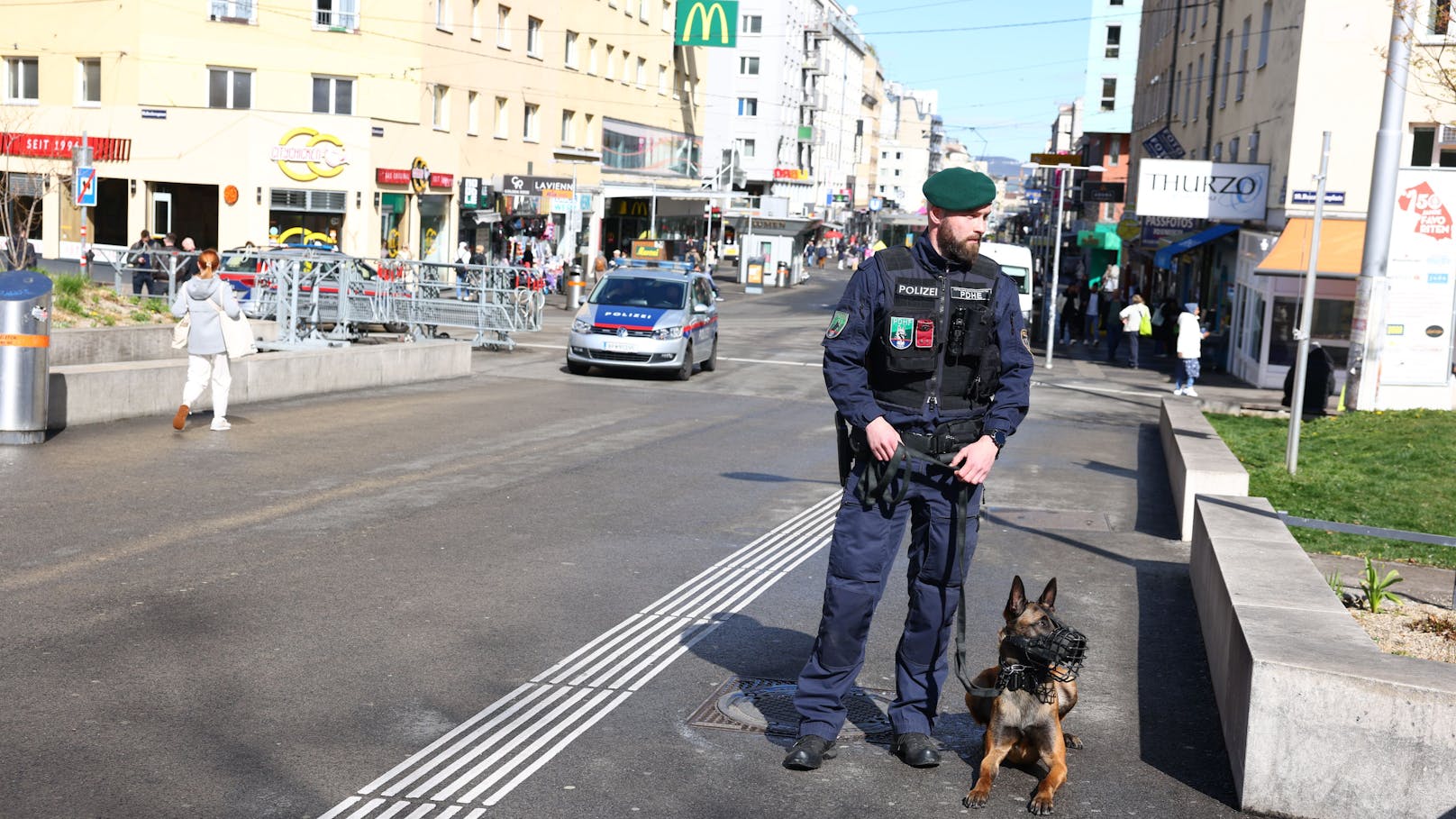 Auch Diensthunde waren am Reumannplatz im Einsatz.