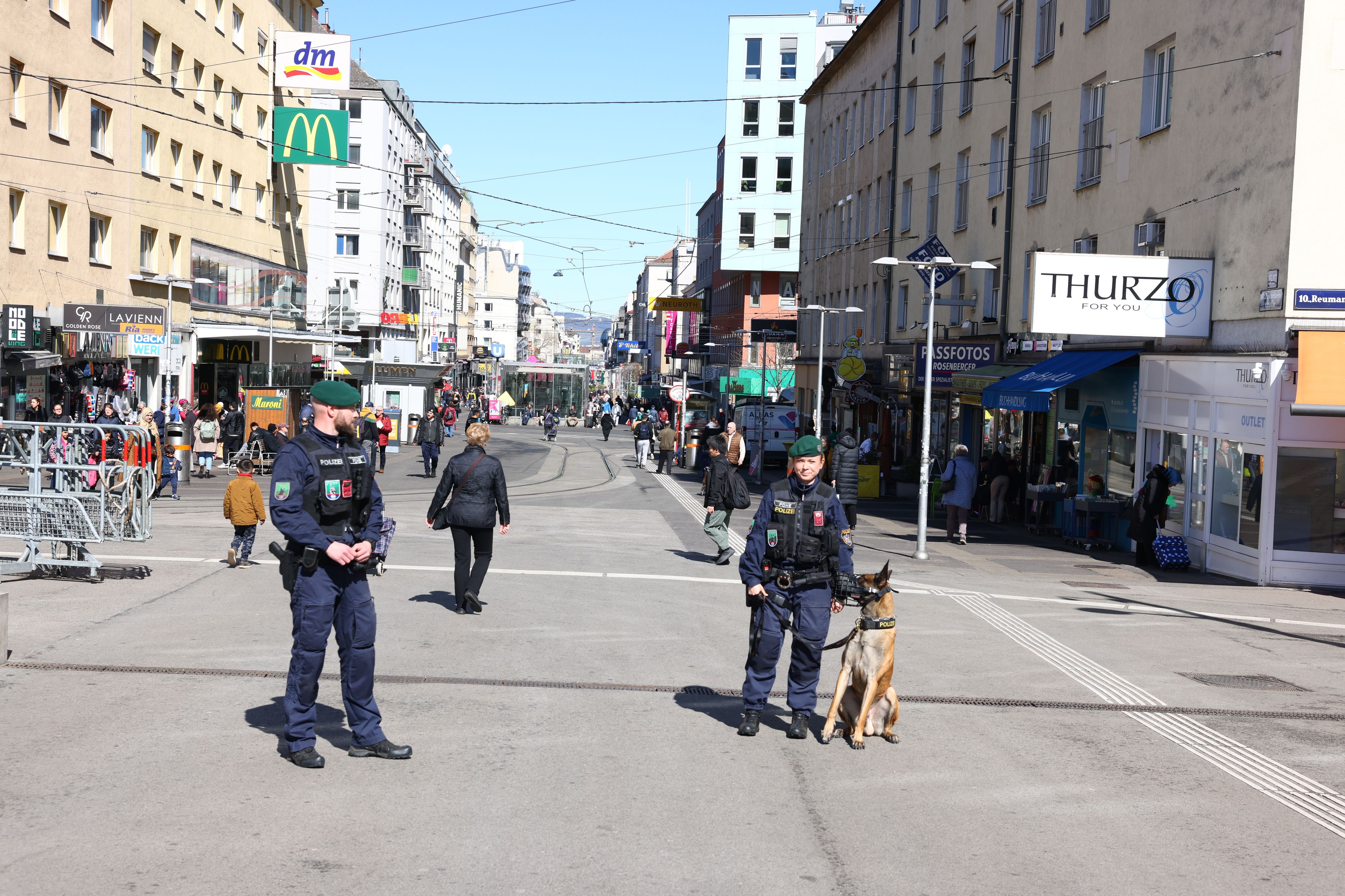 Bürgermeister Michael Ludwig (SPÖ), Vizebürgermeister Christoph Wiederkehr (NEOS) und Wiens ÖVP-Chef Karl Mahrer gaben am Donnerstag am Reumannplatz eine Pressekonferent. Dabei stellten sie unter anderem zwei Mobilbüros der Stadt vor, die hier als Ansprechmöglichkeit dienen sollen.