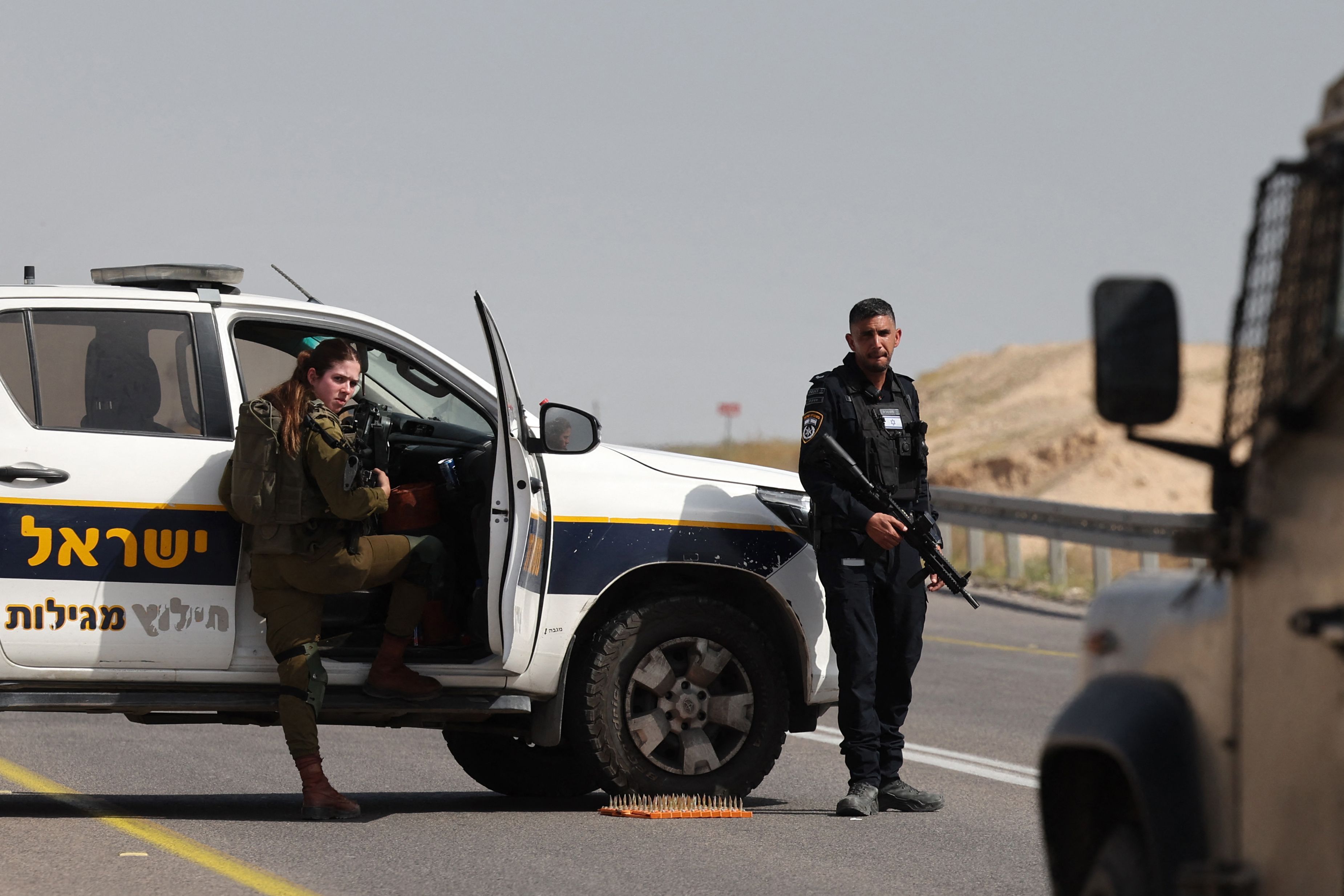 Nach dem Angriff auf einen Schulbus mit drei Verletzten hat die israelische Armee im Westjordanland an diversen Orten Checkpoints errichtet.