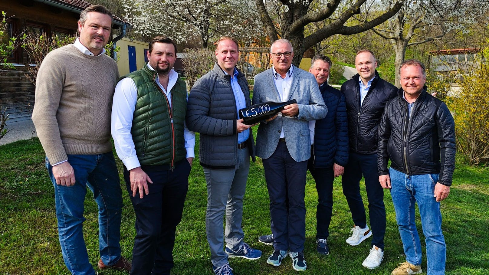 : pendenübergabe von WienWein an SOS-Kinderdorf mit (v.l.n.r.) Gerhard Lobner (Weingut Mayer am Pfarrplatz), Thomas Huber (Weingut Fuhrgassl-Huber), Michael Edlmoser (Weingut Edlmoser), Erwin Roßmann (SOS-Kinderdorf-Leiter), Thomas Podsednik (Weingut Cobenzl), Rainer Christ (Weingut Christ) und Fritz Wieninger (Weingut Wieninger)