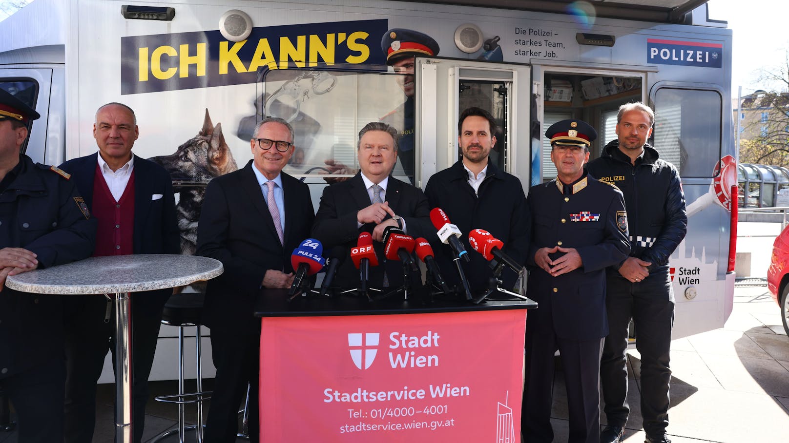 Bürgermeister Michael Ludwig (SPÖ), ÖVP-Chef Karl Mahrer und Vizebürgermeister Christoph Wiederkehr (Neos), Polizeichef Pürstl am Reumannplatz in Wien-Favoriten.