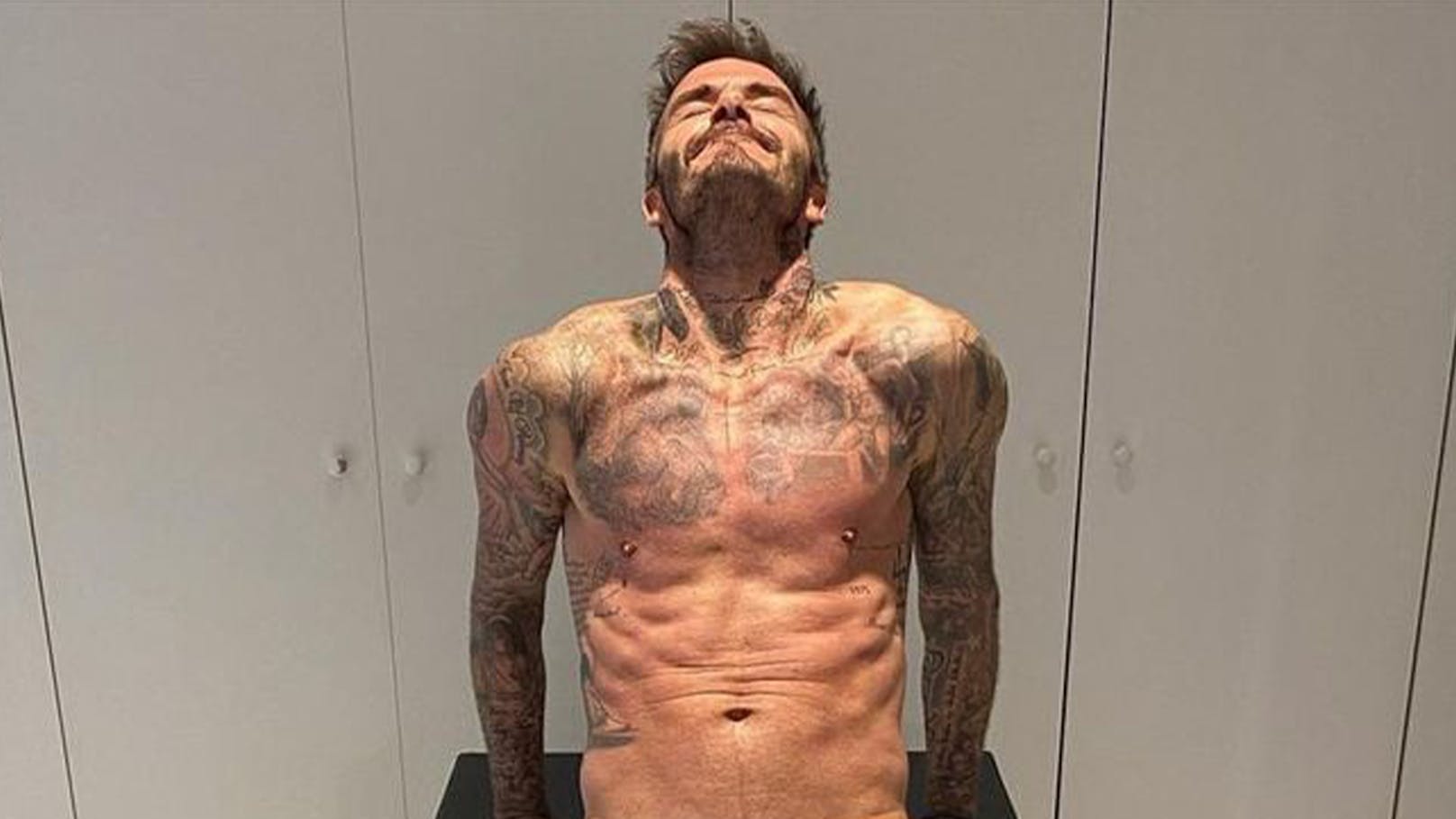Fast nichts an! David Beckham teilt sexy Trainingsvideo