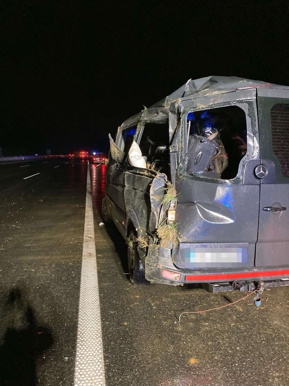 Ein Kleintransporter landete auf der A1 im Graben.