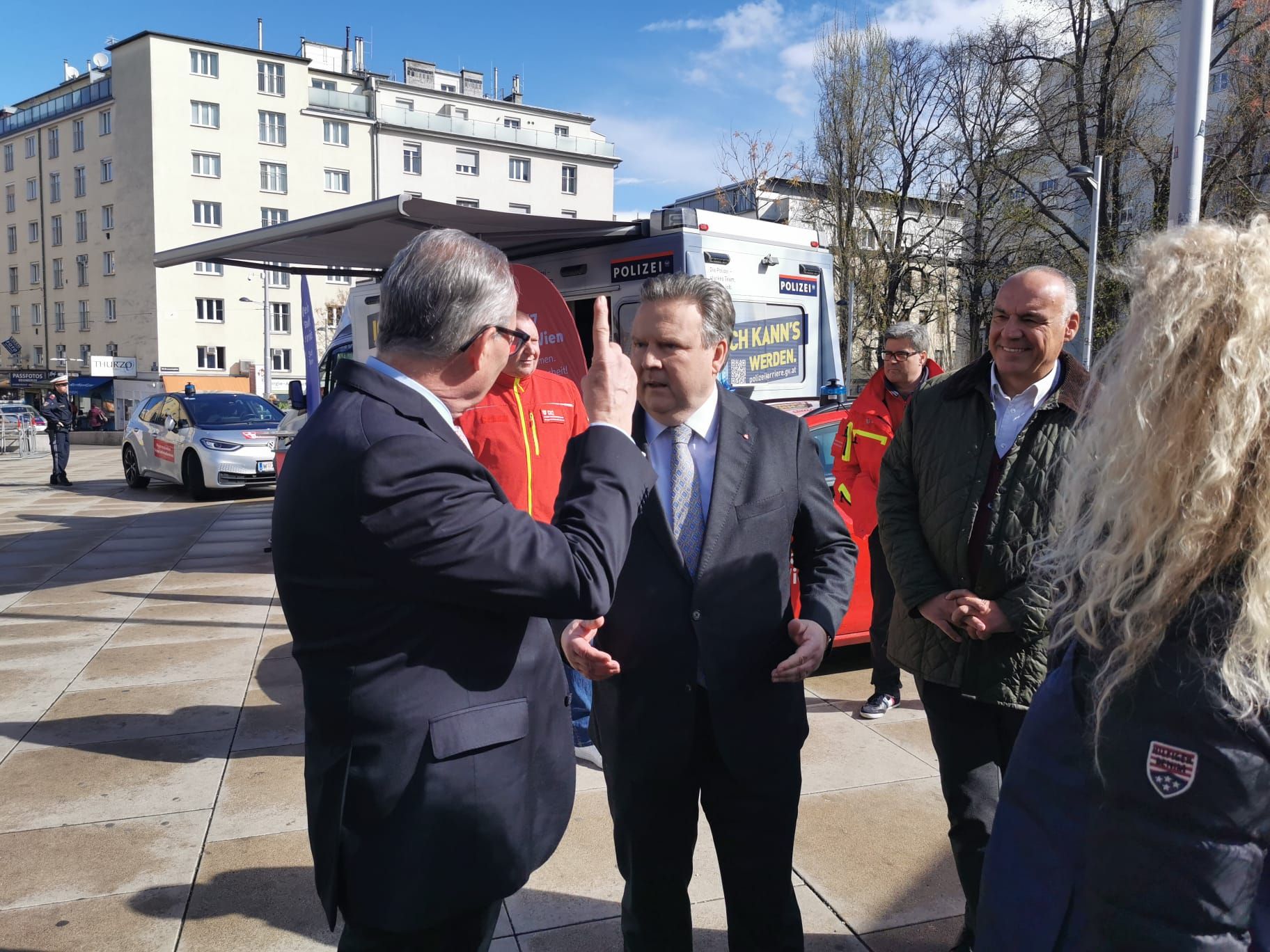 Michael Ludwig am Wiener Reumannplatz, hier im Gespräch mit Wiens ÖVP-Chef Karl Mahrer.