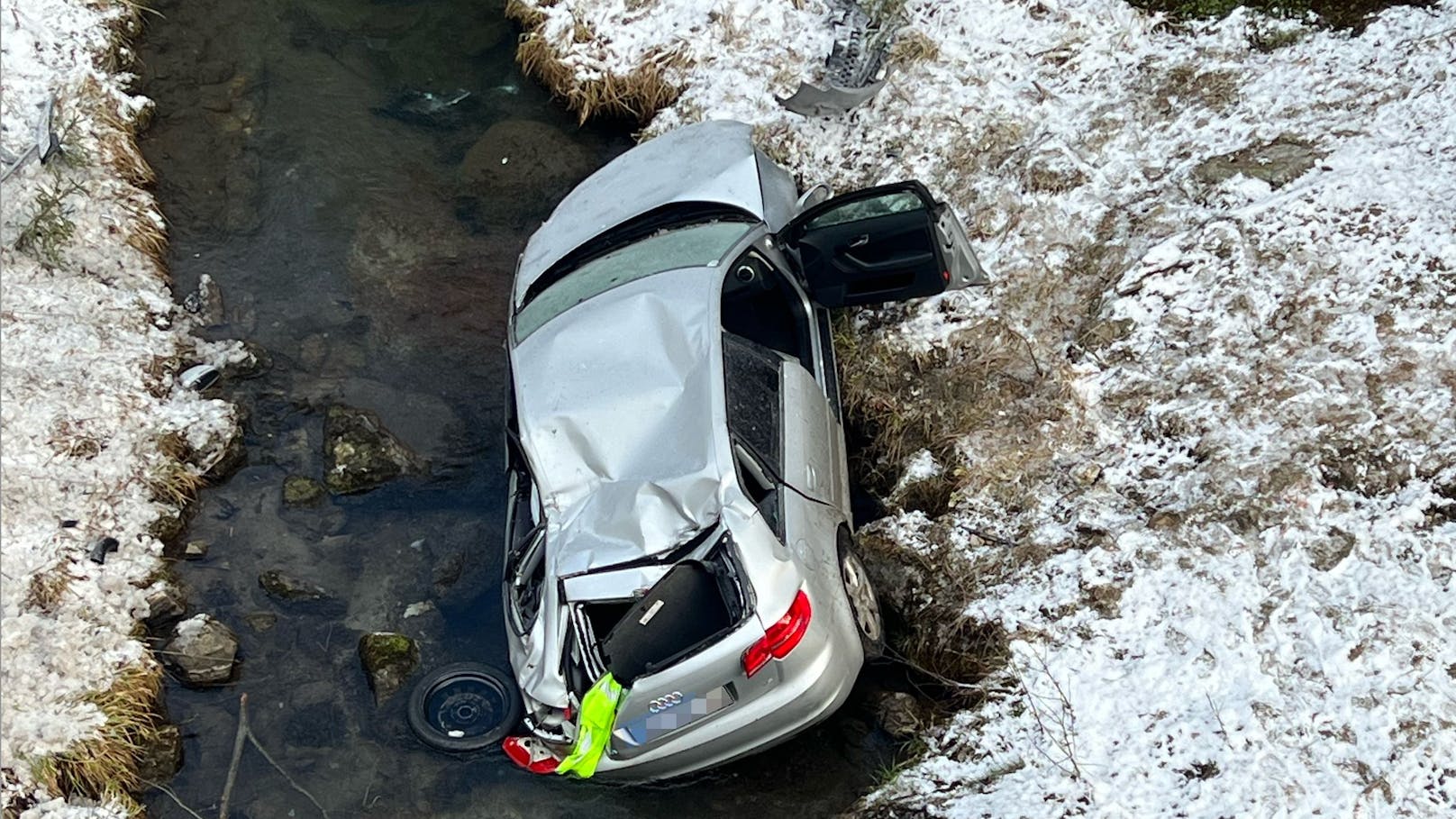 Audi-Fahrer (19) verliert Kontrolle und stürzt in Bach
